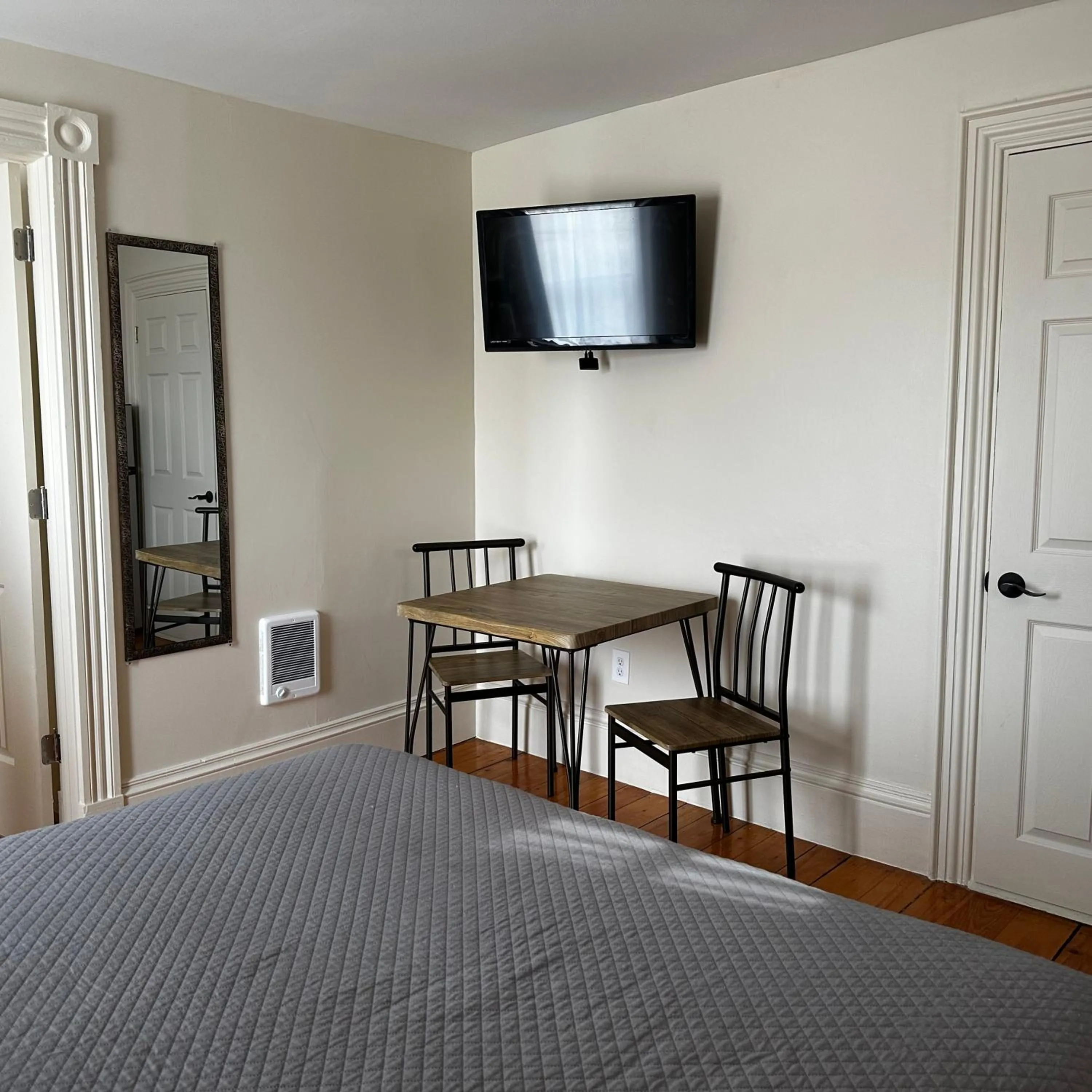 Bed in The Whitetail Inn and Suites- Lincoln