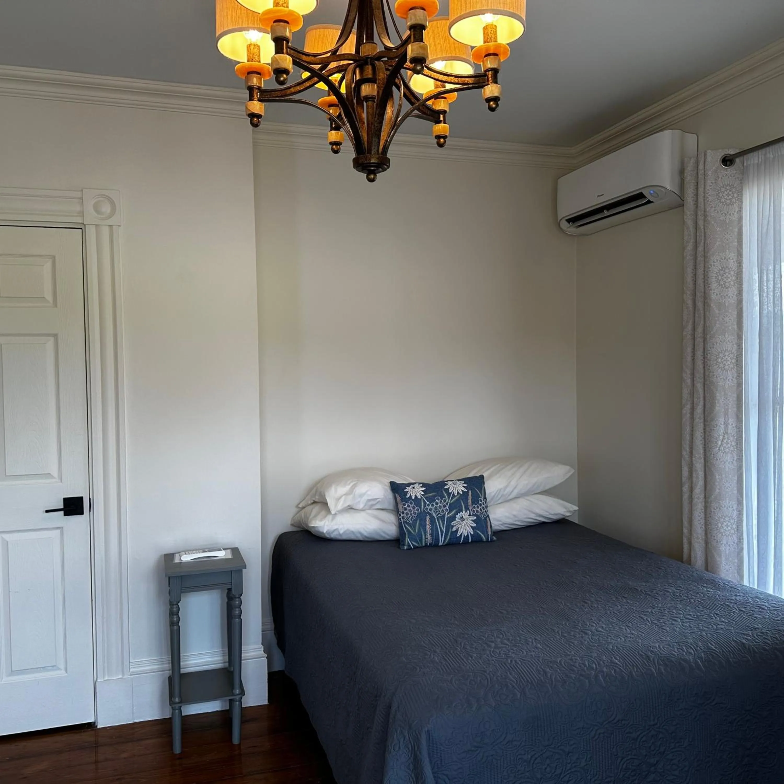 Bed in The Whitetail Inn and Suites- Lincoln