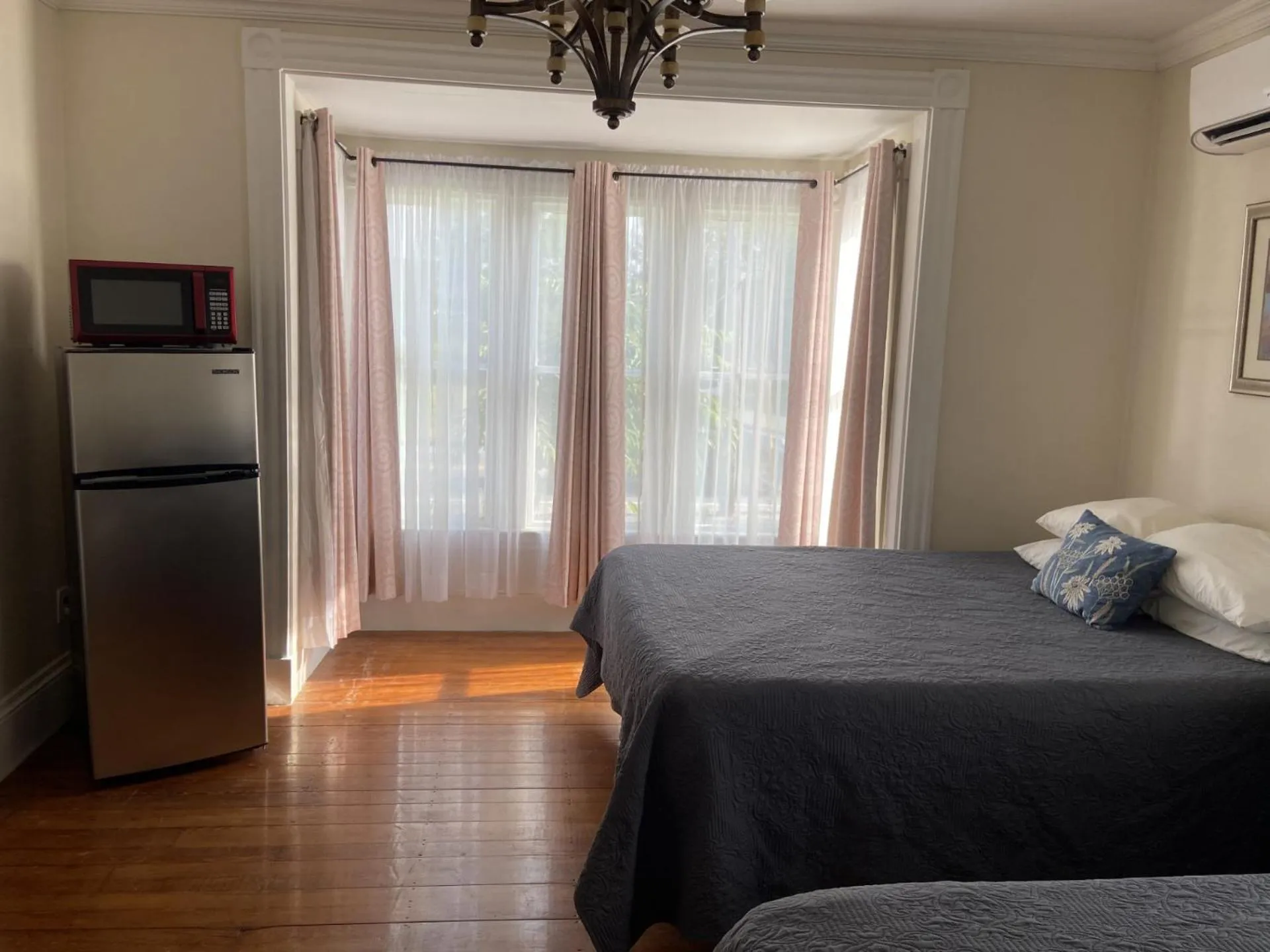 Bed in The Whitetail Inn and Suites- Lincoln