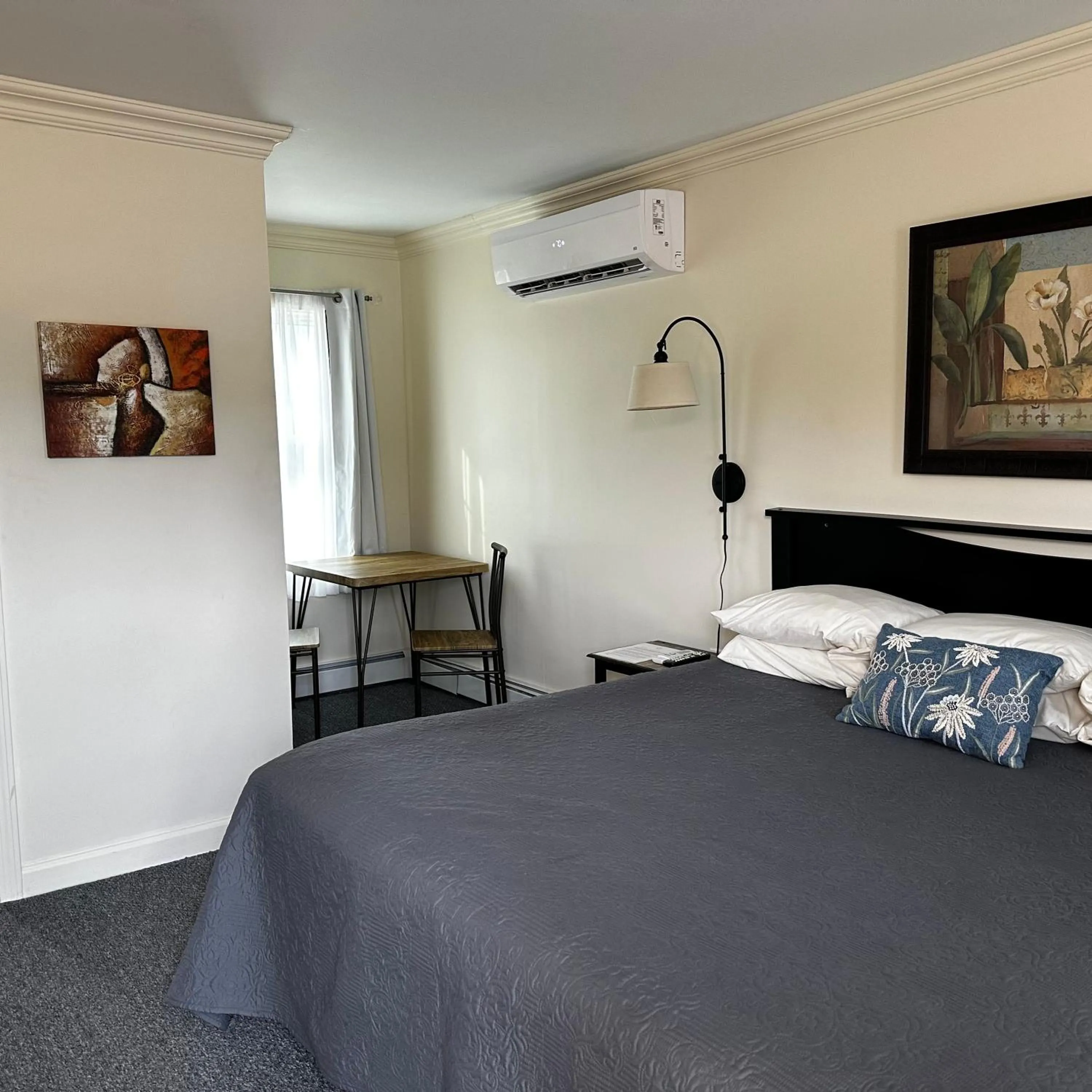 Bed in The Whitetail Inn and Suites- Lincoln