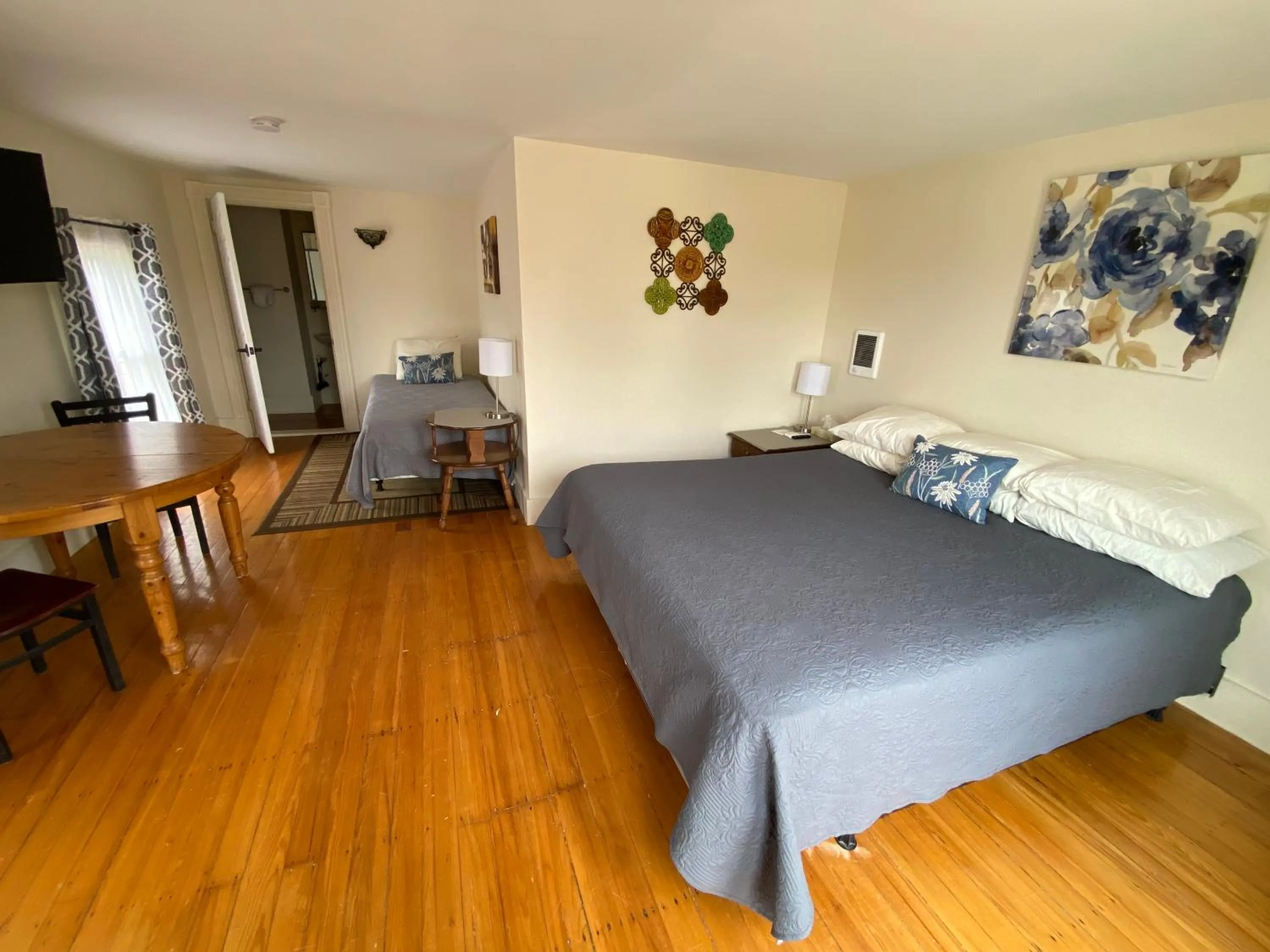 Bed in The Whitetail Inn and Suites- Lincoln