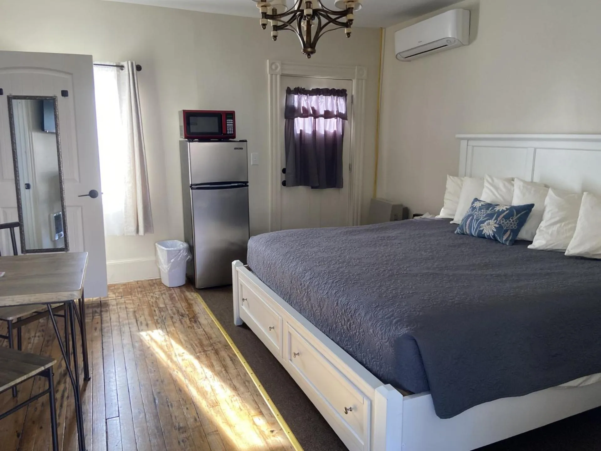 Bed in The Whitetail Inn and Suites- Lincoln