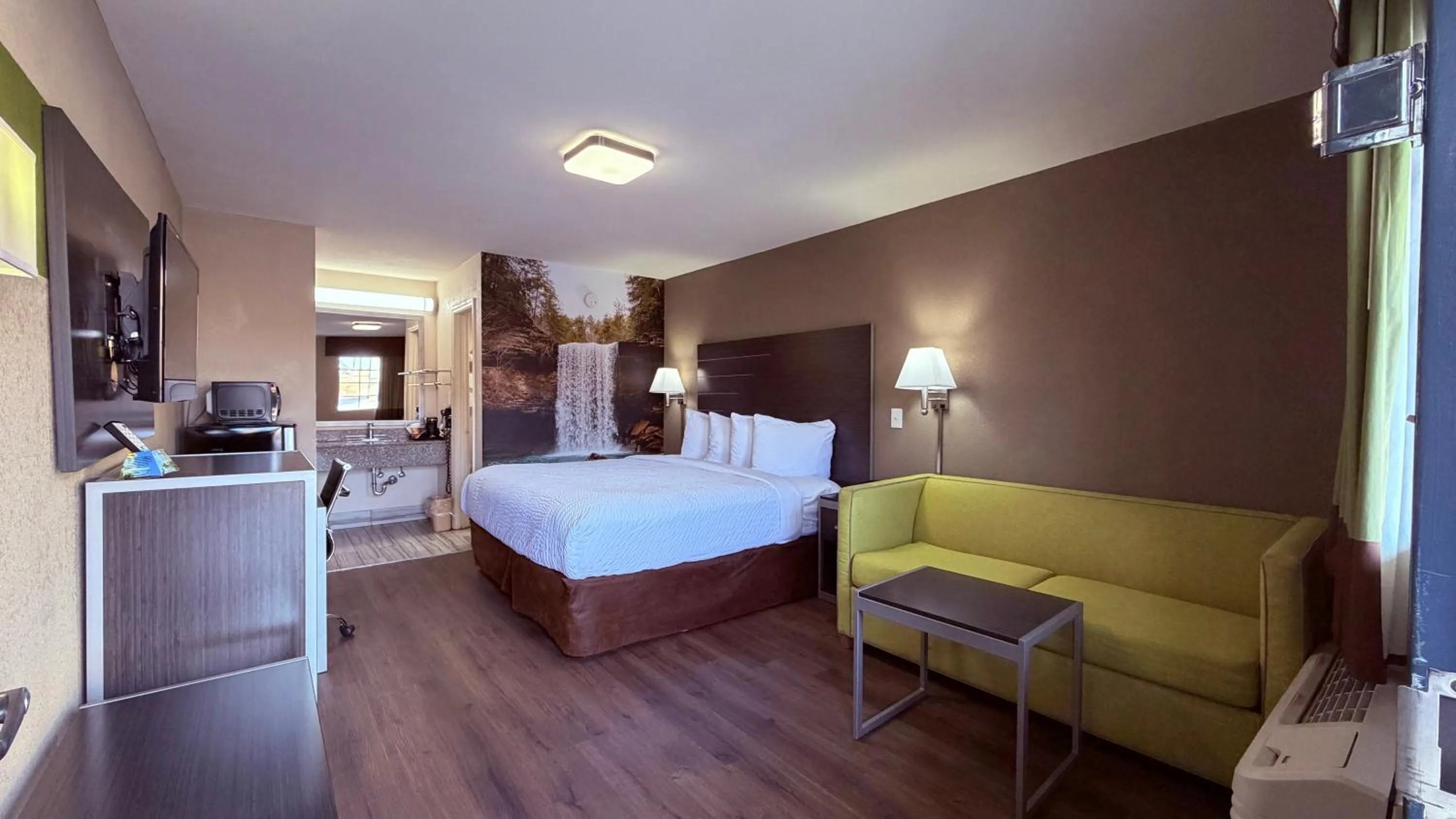 Bed in Clarion Pointe Athens I-65