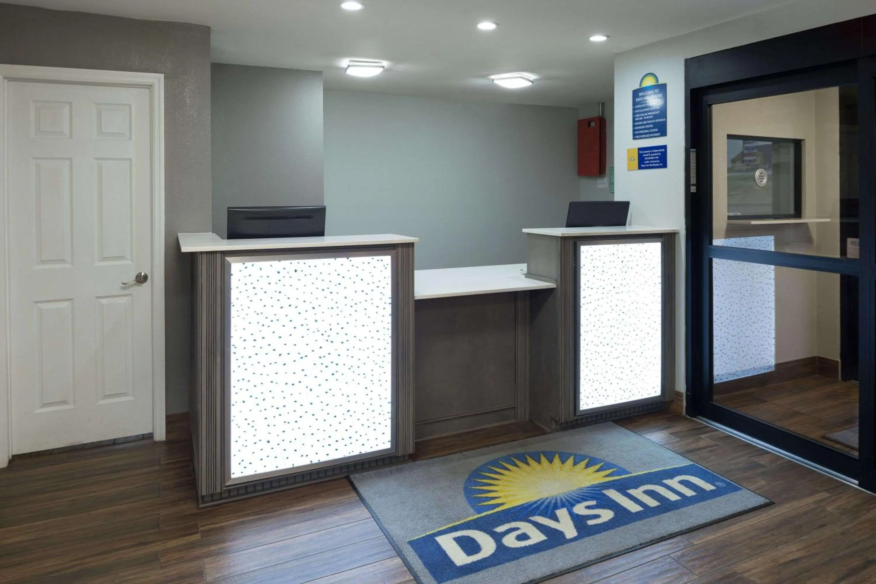 Lobby or reception in Days Inn & Suites by Wyndham Athens