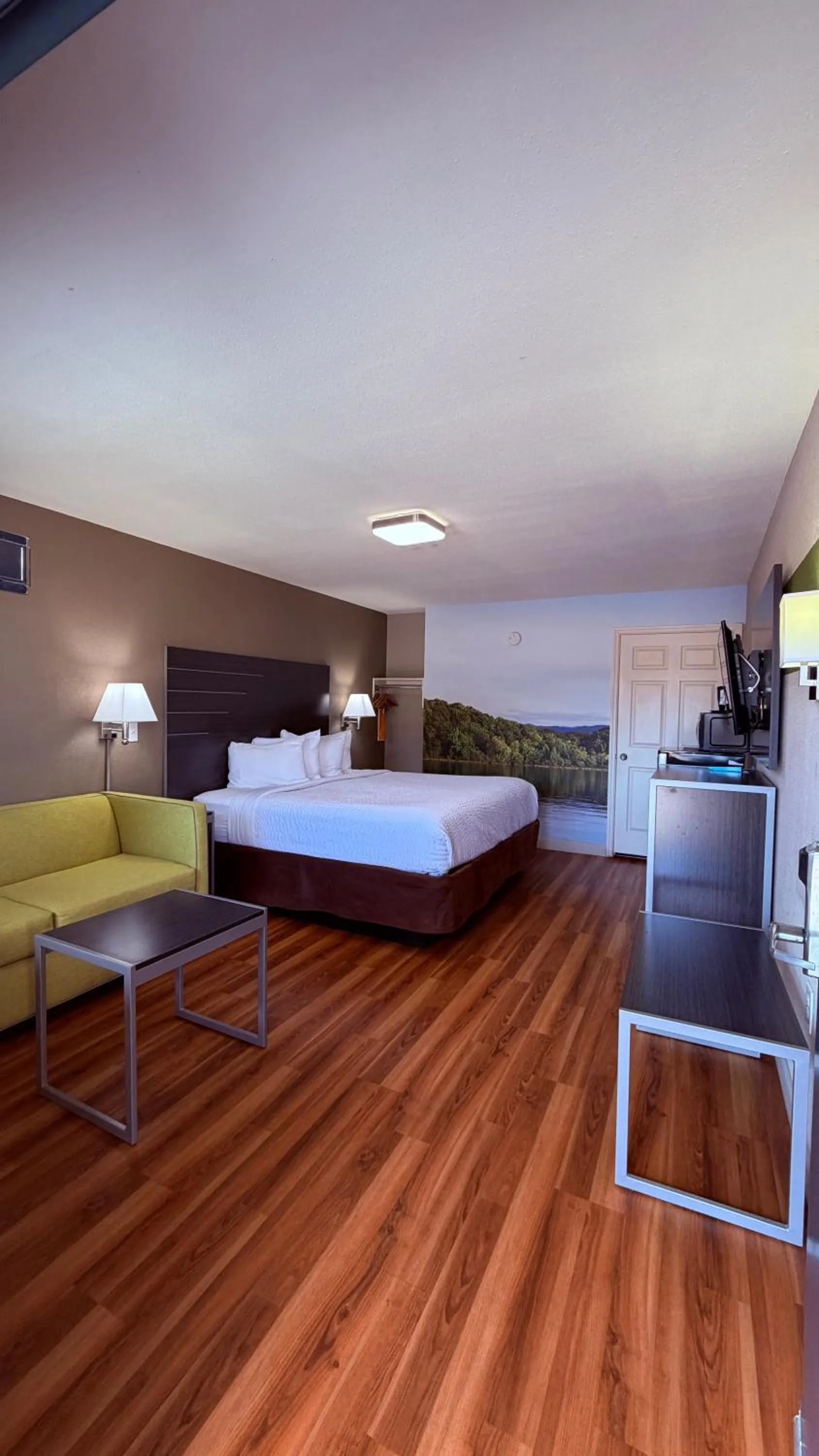 TV and multimedia, Bed in Clarion Pointe Athens I-65