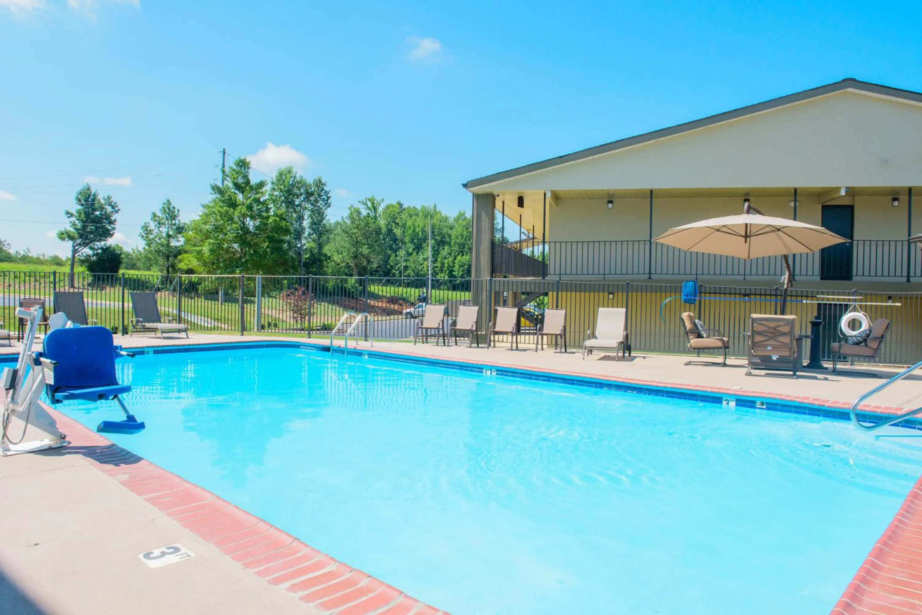 Swimming pool in Clarion Pointe Athens I-65