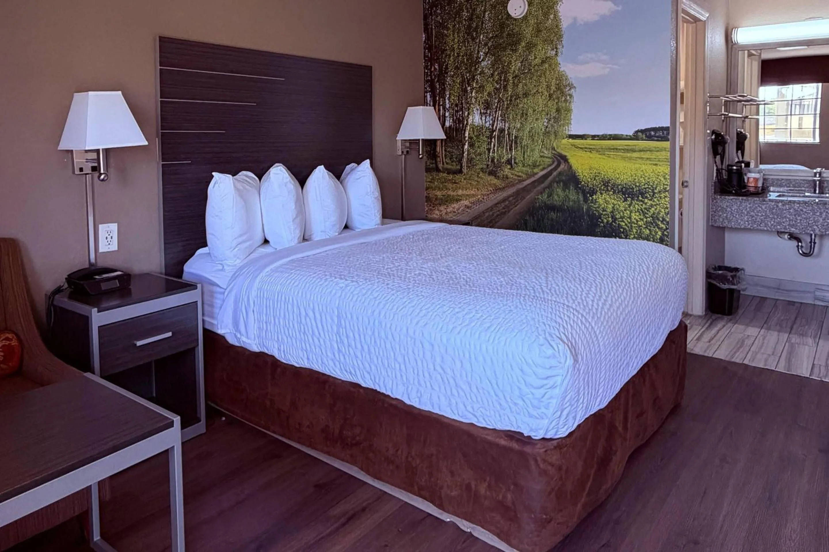 Bedroom, Bed in Clarion Pointe Athens I-65