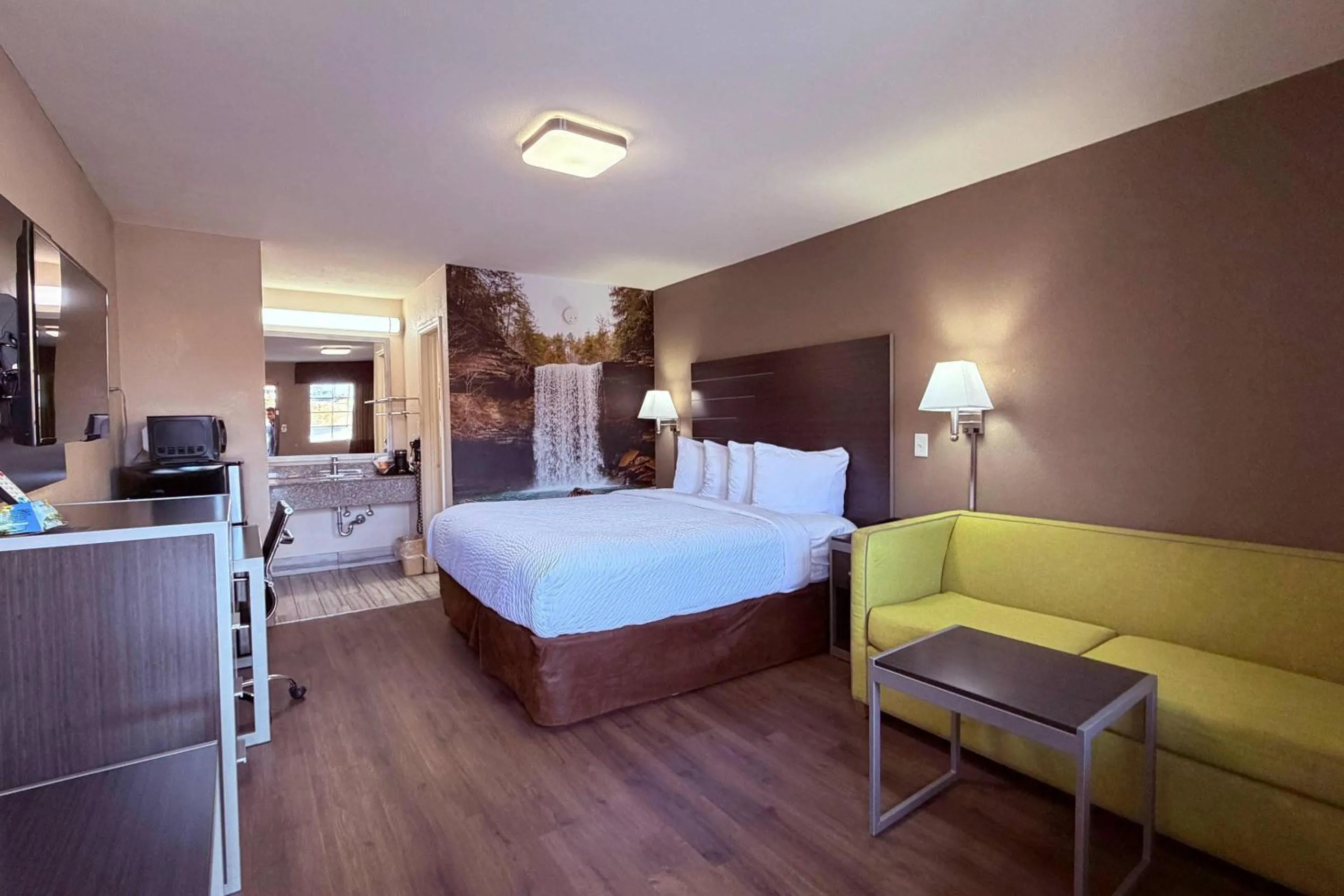 Bedroom, Bed in Clarion Pointe Athens I-65