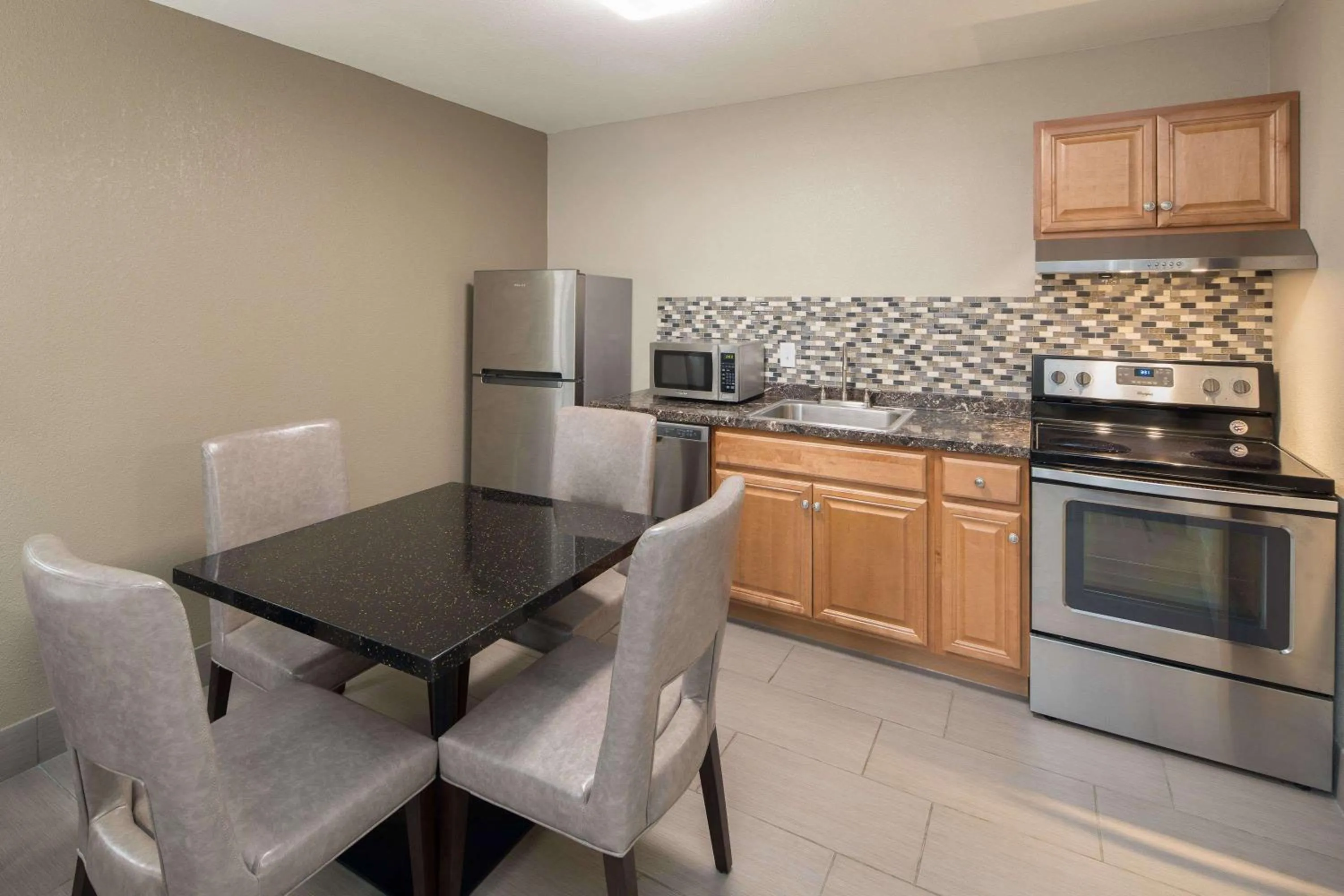 Kitchen or kitchenette in Days Inn & Suites by Wyndham Athens