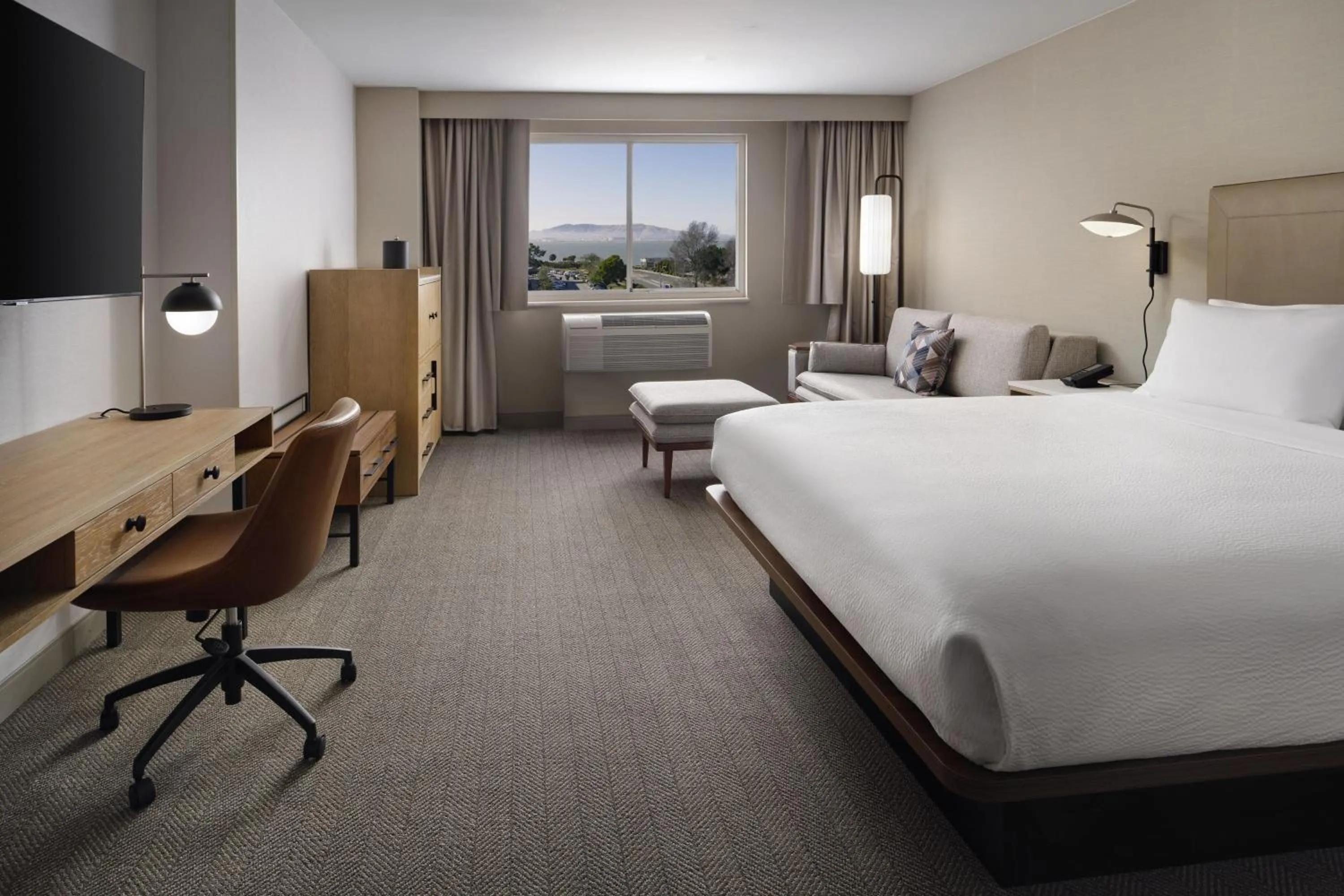 Photo of the whole room, Bed in Courtyard San Francisco Airport Burlingame