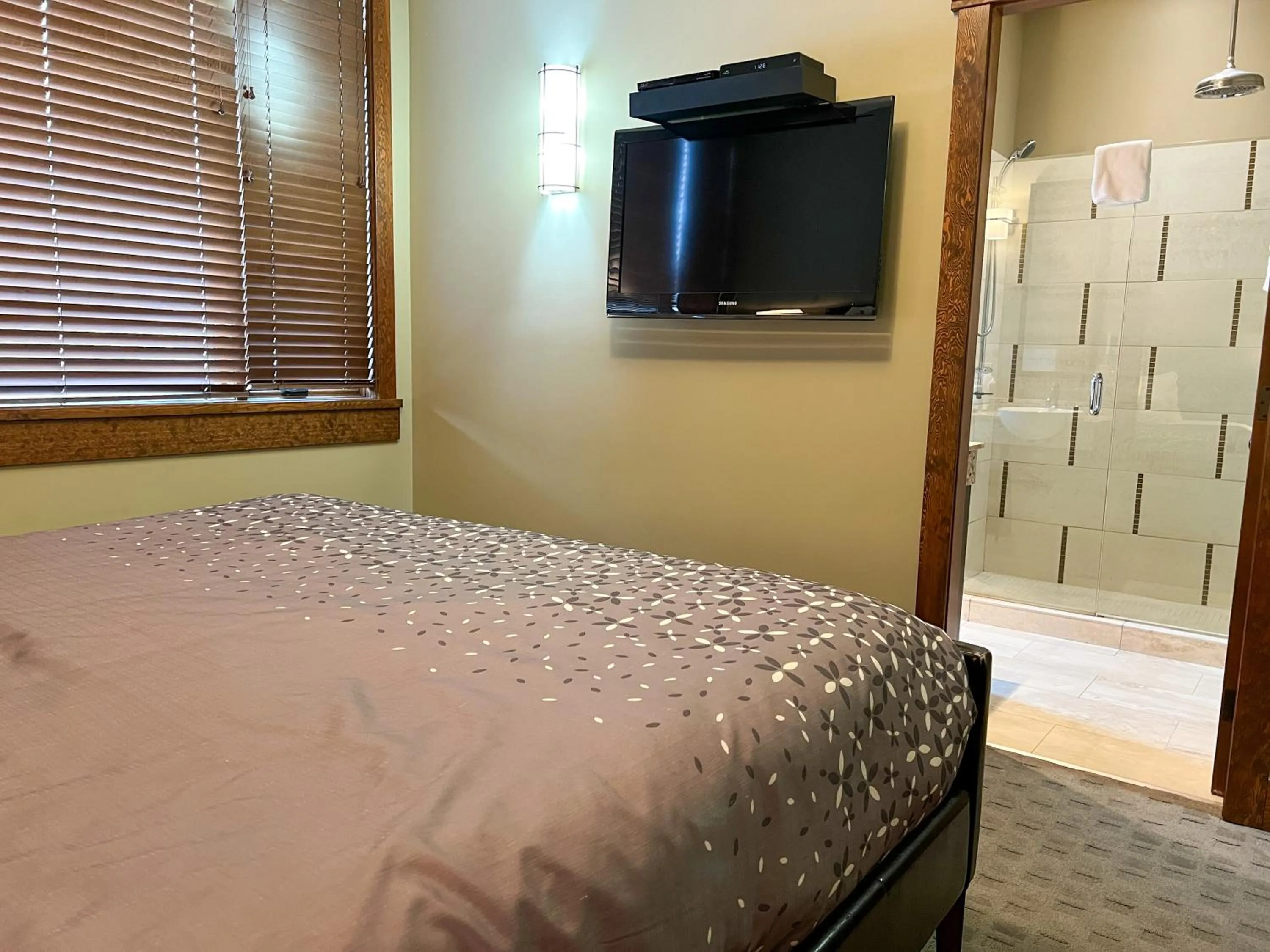 Bed in 901 by Fernie Central Reservations