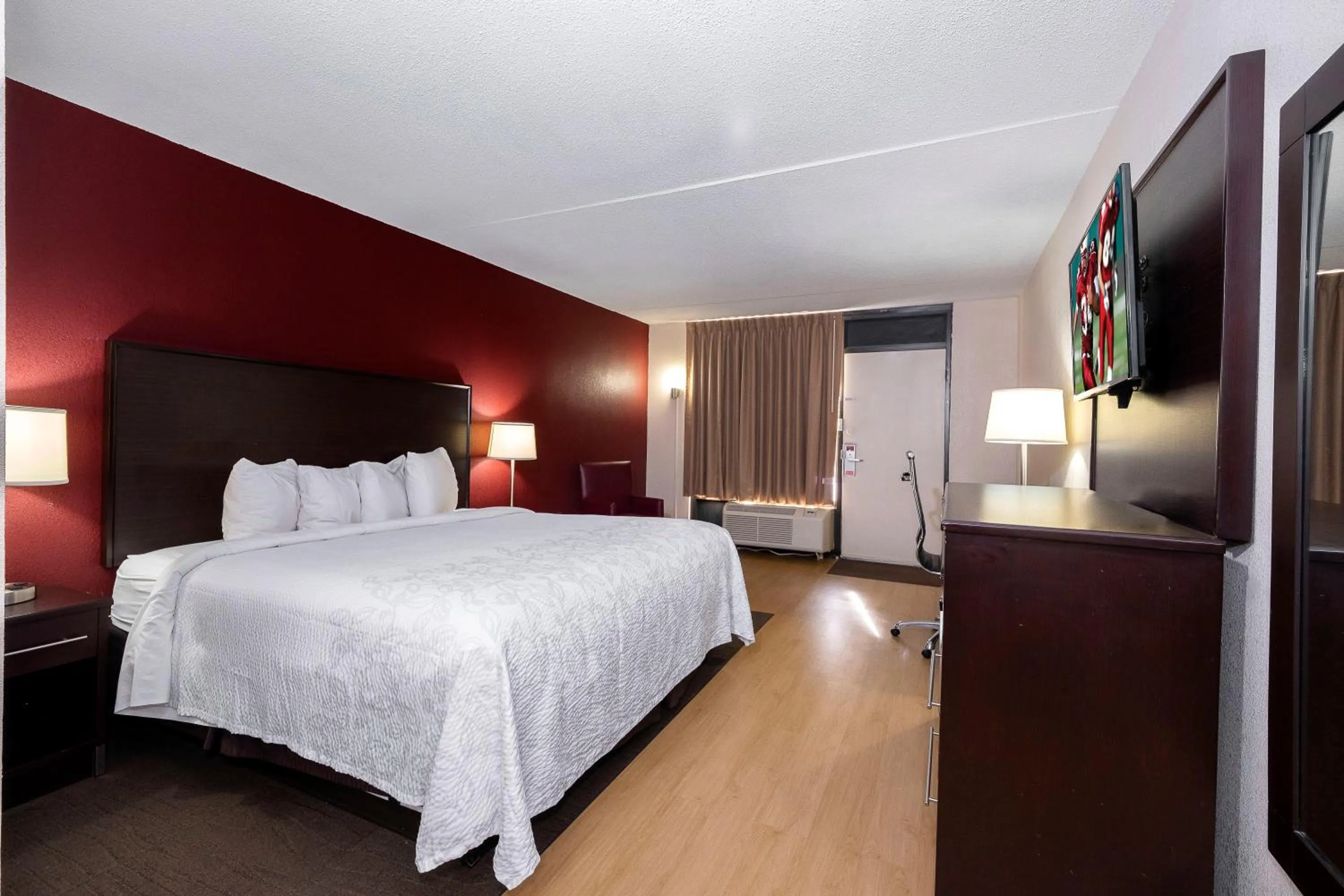 Photo of the whole room, Bed in Red Roof Inn PLUS+ Huntsville – Madison