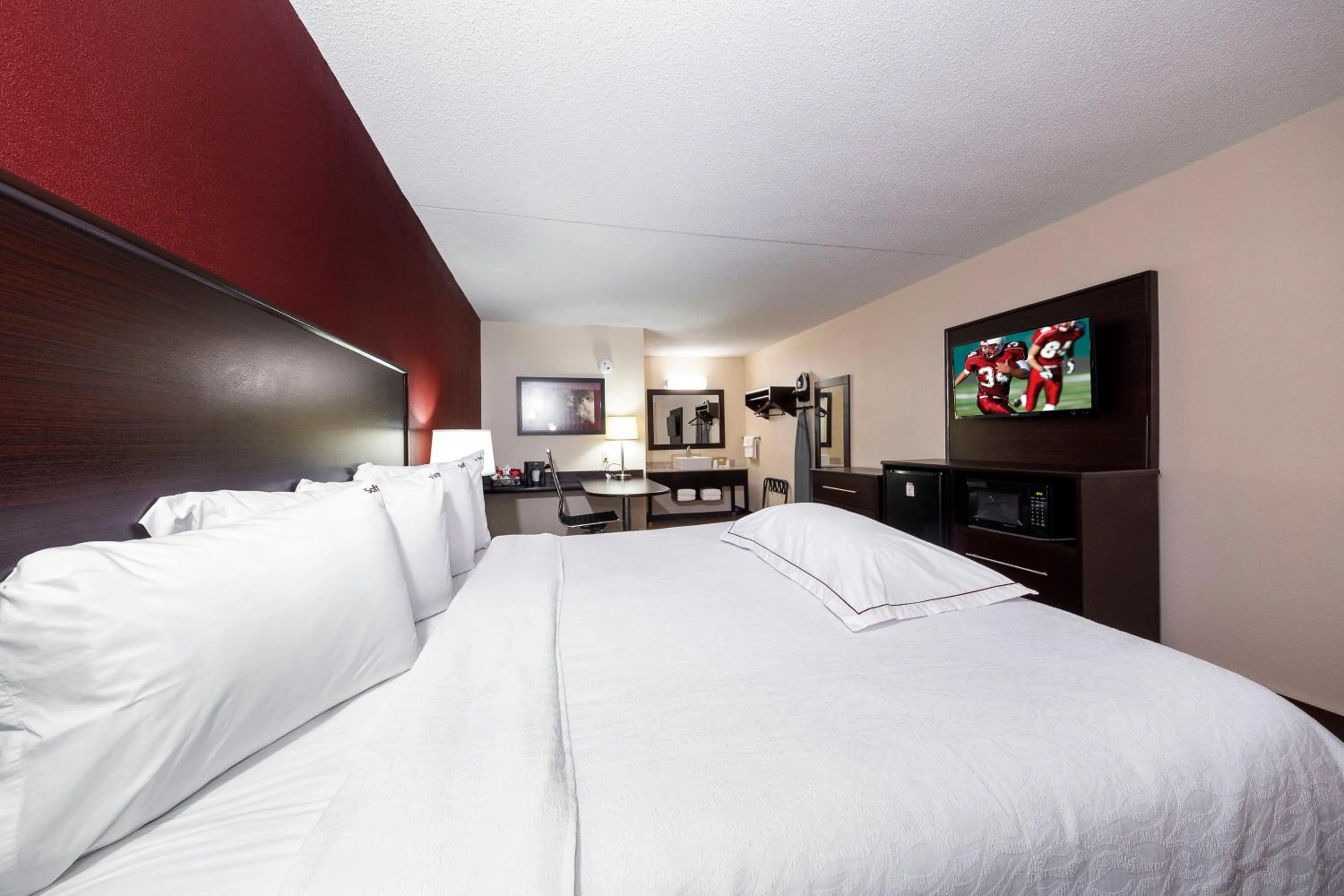 Photo of the whole room, Bed in Red Roof Inn PLUS+ Huntsville – Madison