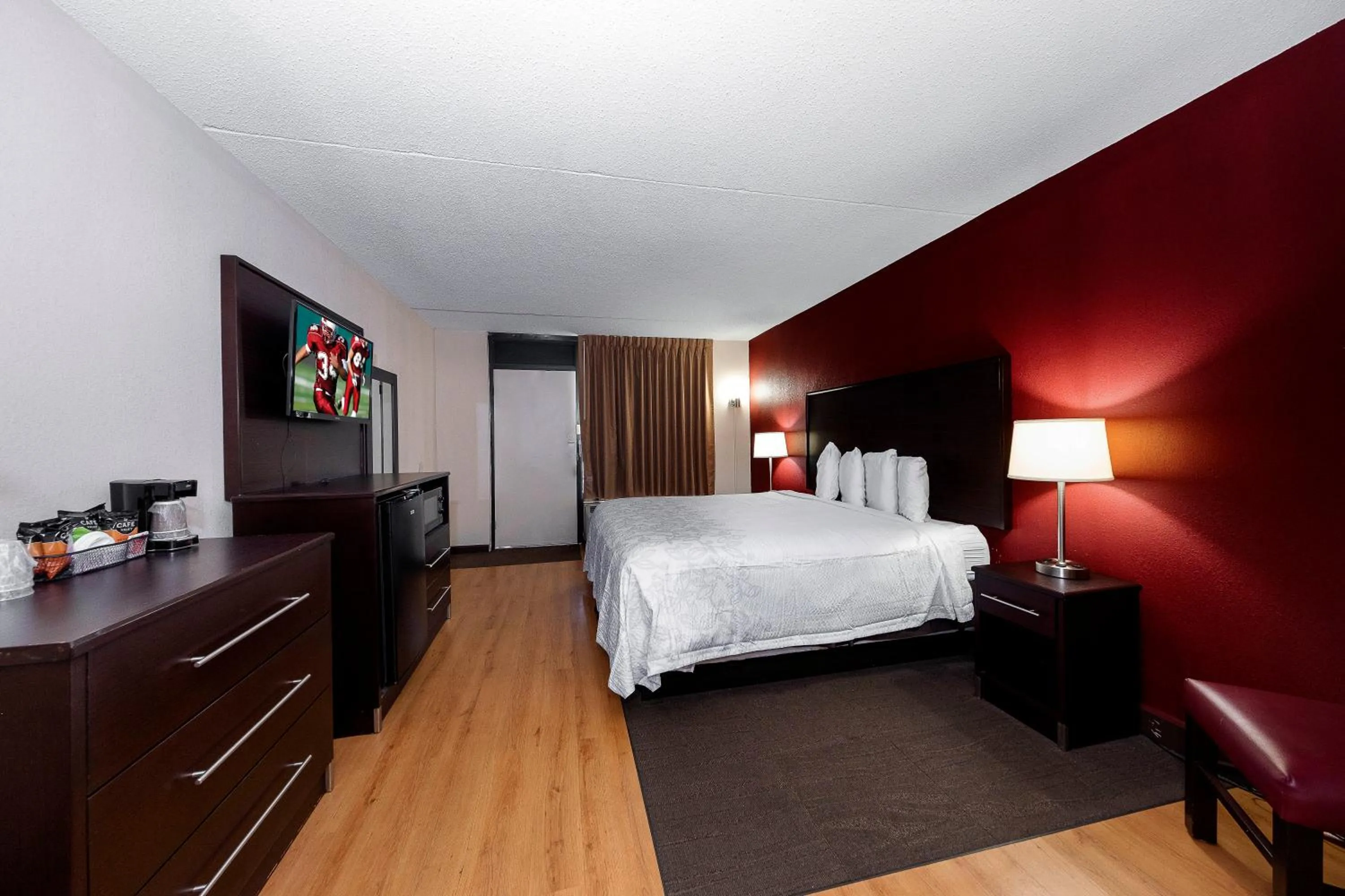 Photo of the whole room, Bed in Red Roof Inn PLUS+ Huntsville – Madison
