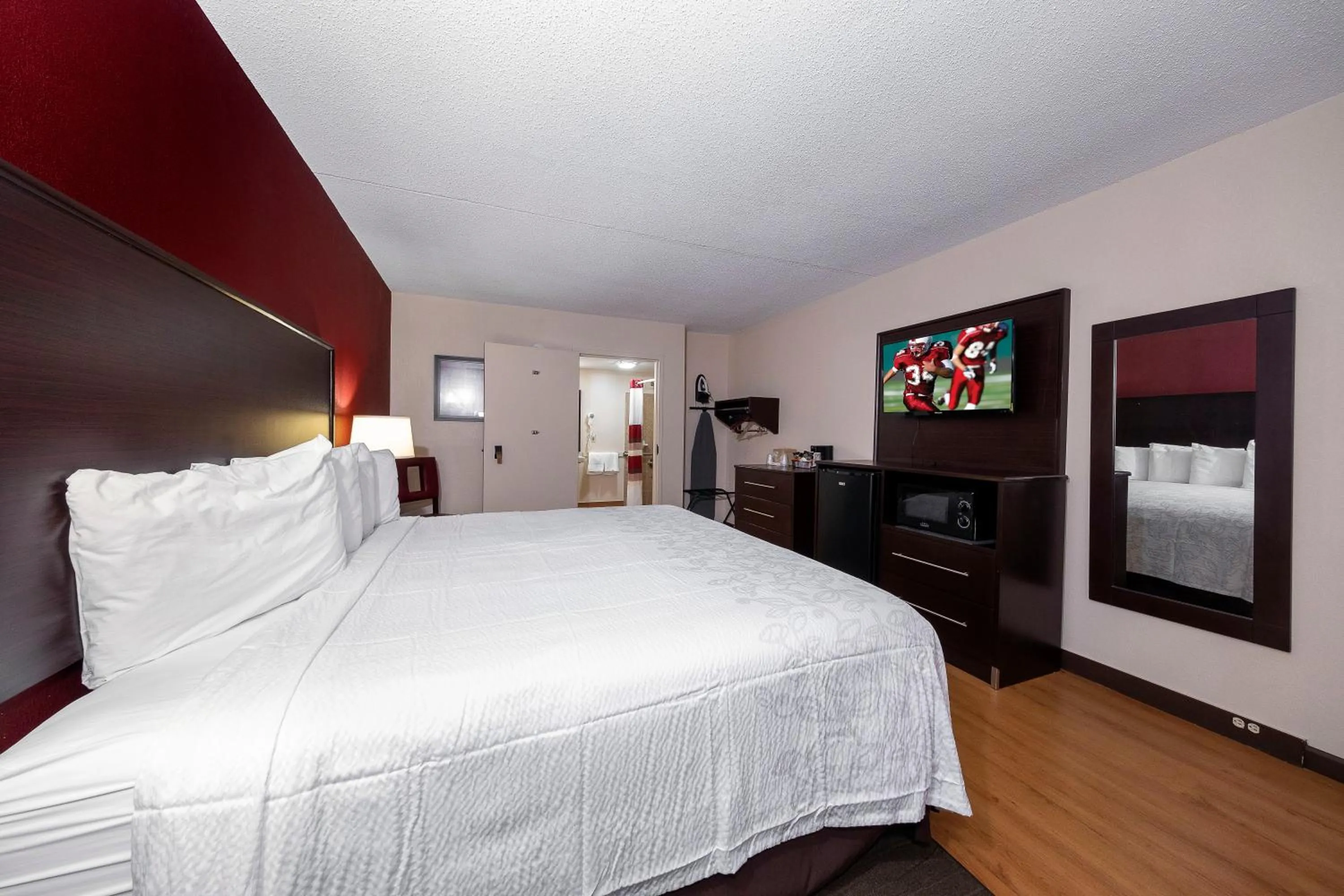 Photo of the whole room, Bed in Red Roof Inn PLUS+ Huntsville – Madison