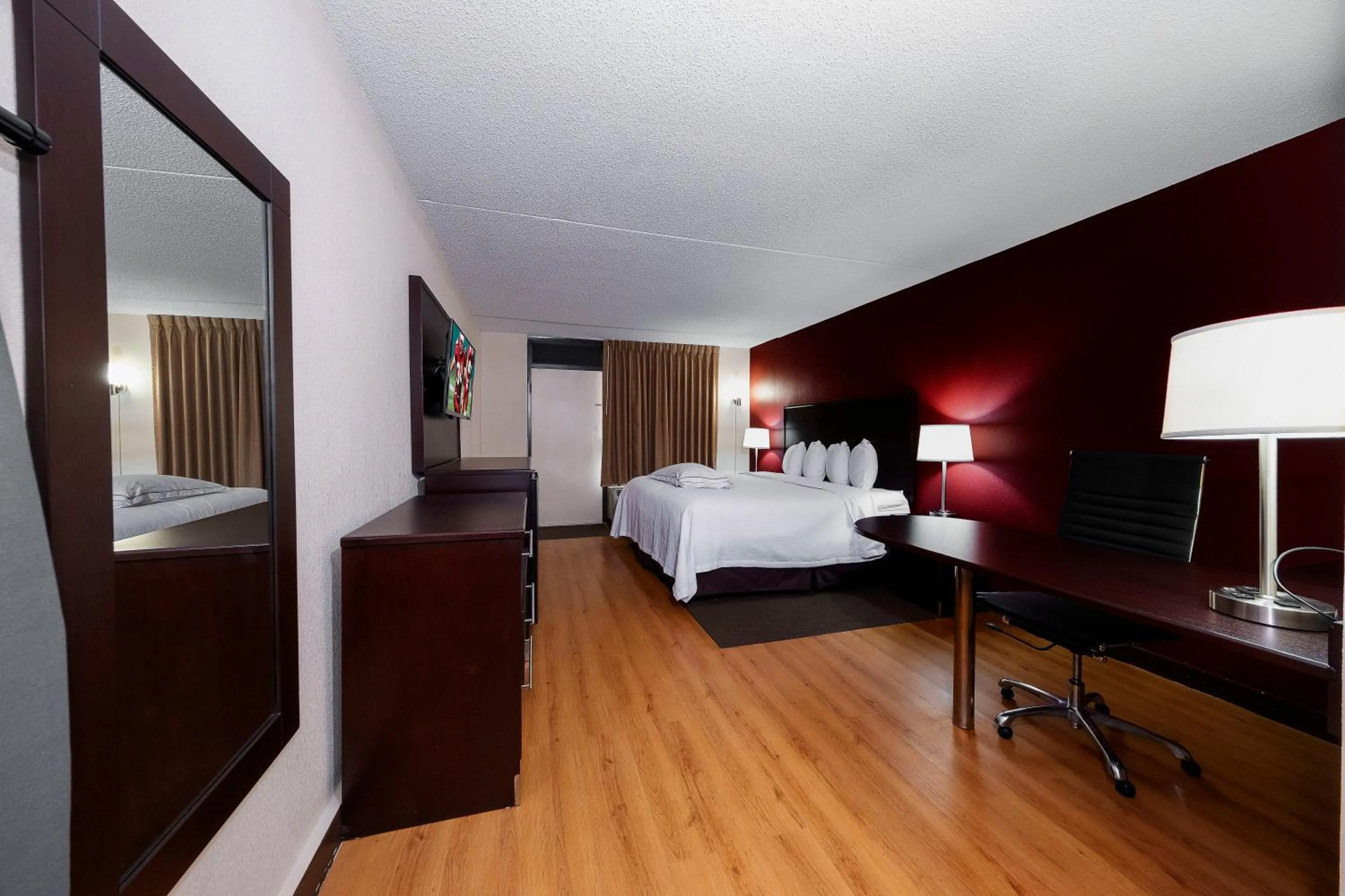 Photo of the whole room, Bed in Red Roof Inn PLUS+ Huntsville – Madison