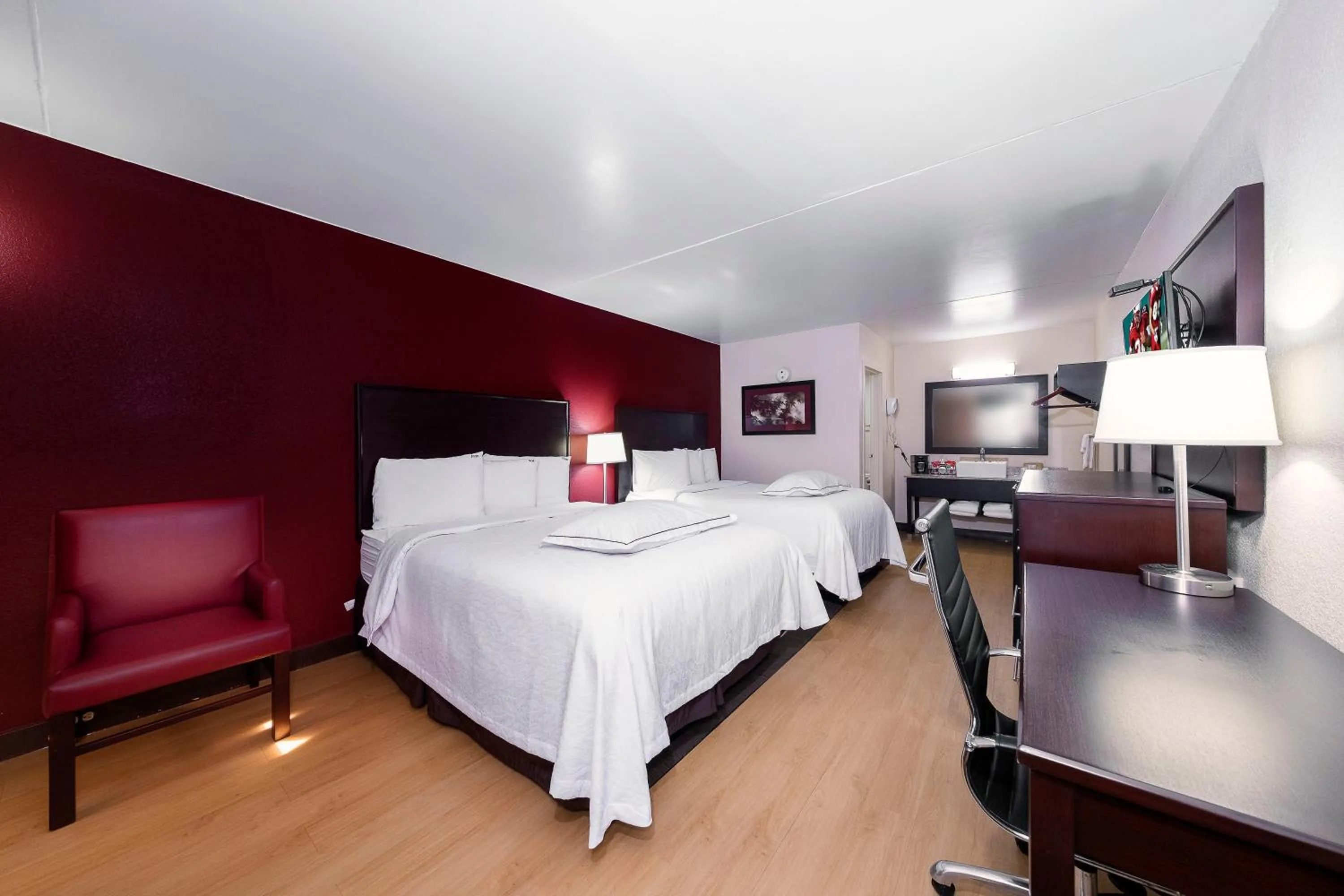 Photo of the whole room, Bed in Red Roof Inn PLUS+ Huntsville – Madison