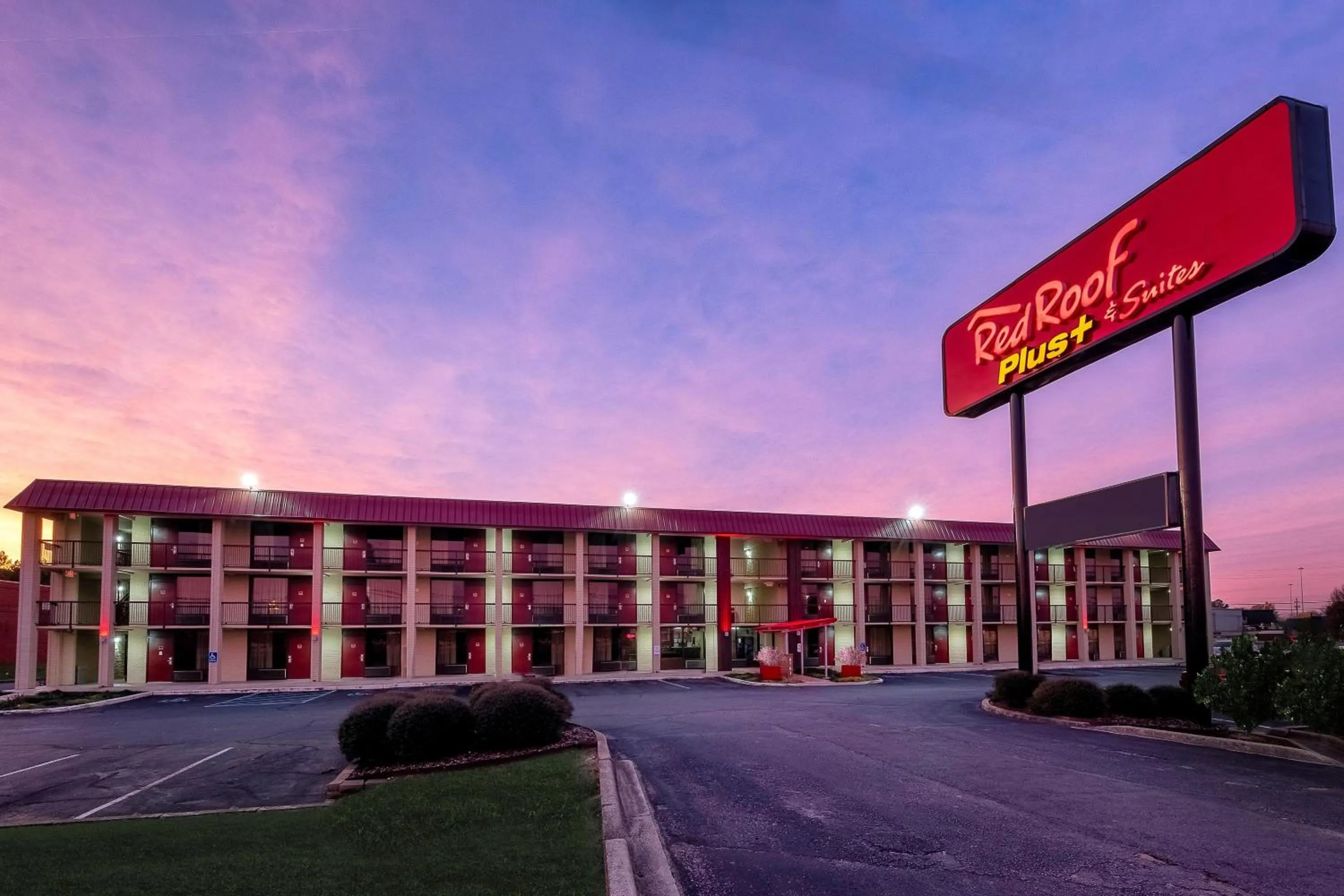 Property building in Red Roof Inn PLUS+ Huntsville – Madison