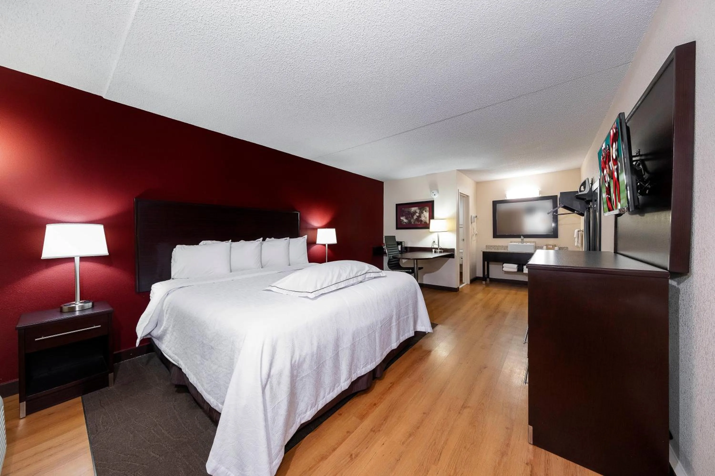 Photo of the whole room, Bed in Red Roof Inn PLUS+ Huntsville – Madison