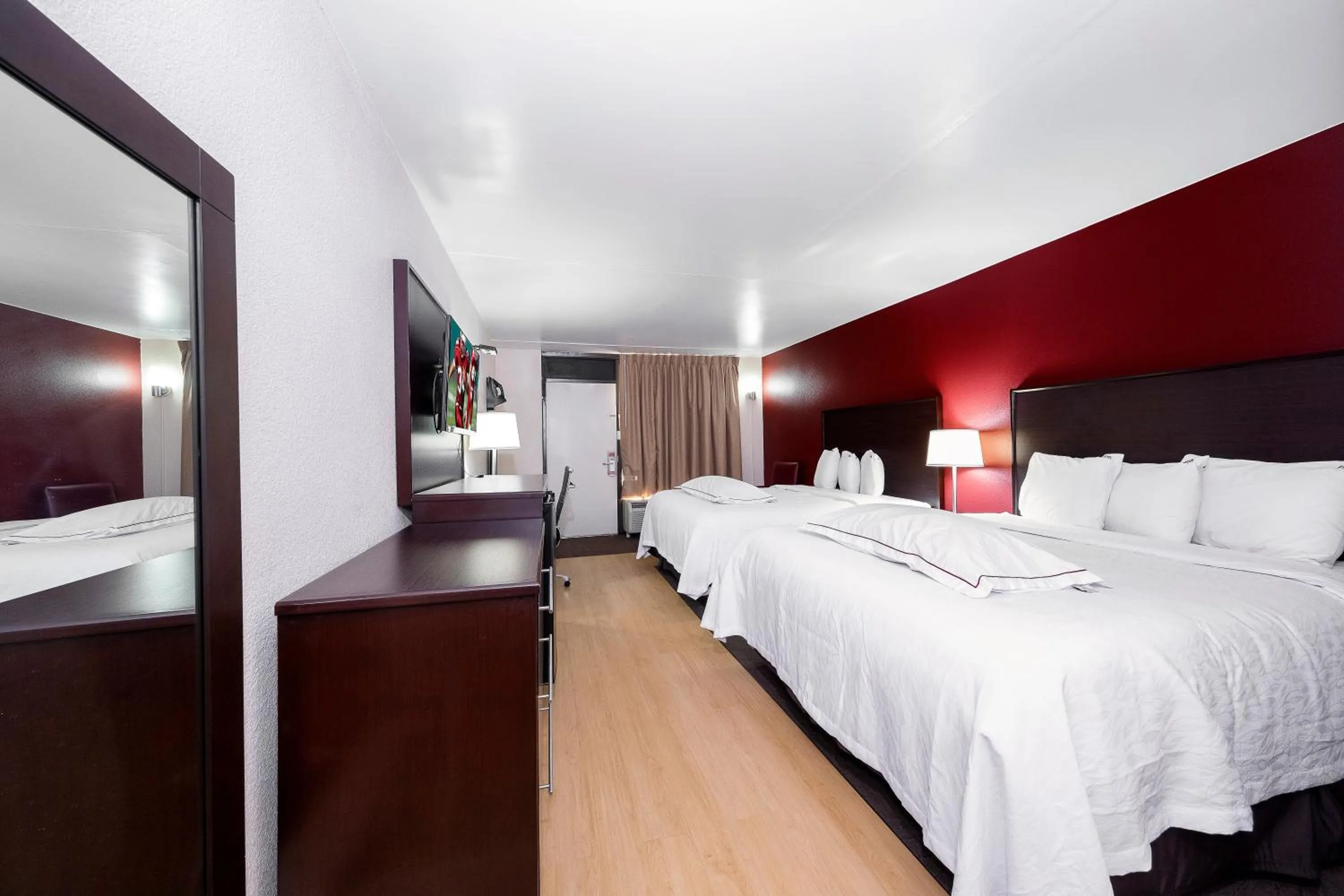 Photo of the whole room, Bed in Red Roof Inn PLUS+ Huntsville – Madison