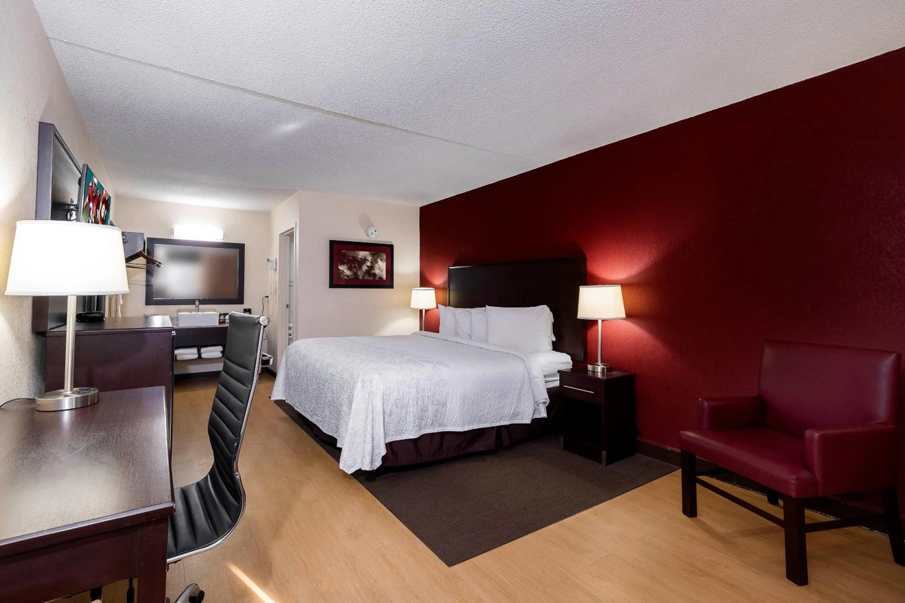 Photo of the whole room, Bed in Red Roof Inn PLUS+ Huntsville – Madison