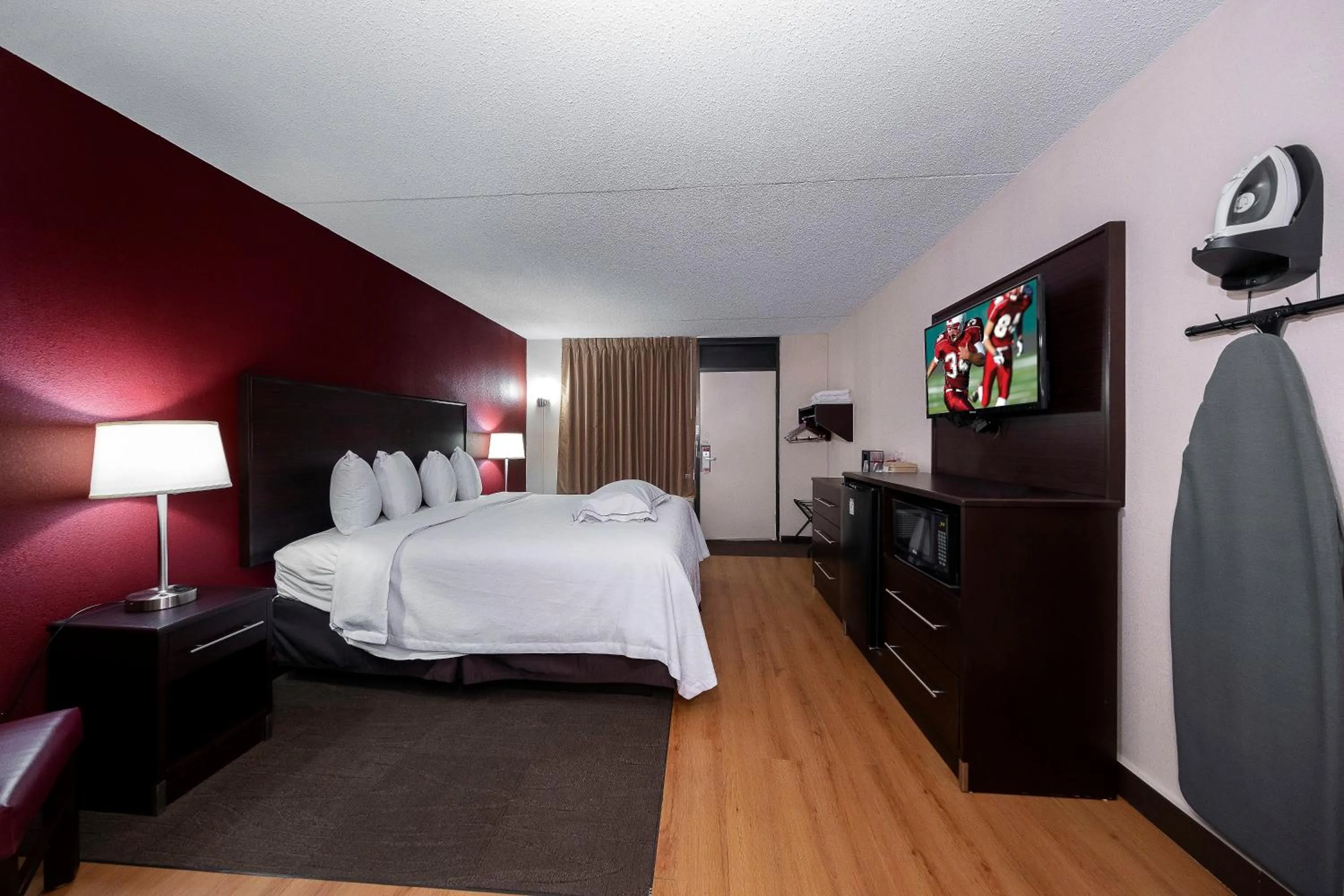 Photo of the whole room, Bed in Red Roof Inn PLUS+ Huntsville – Madison
