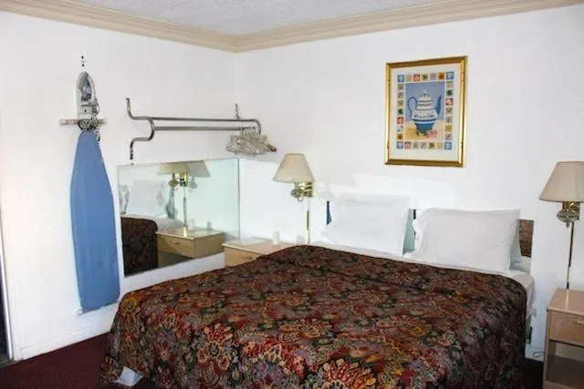 Photo of the whole room, Bed in Beacon Motel