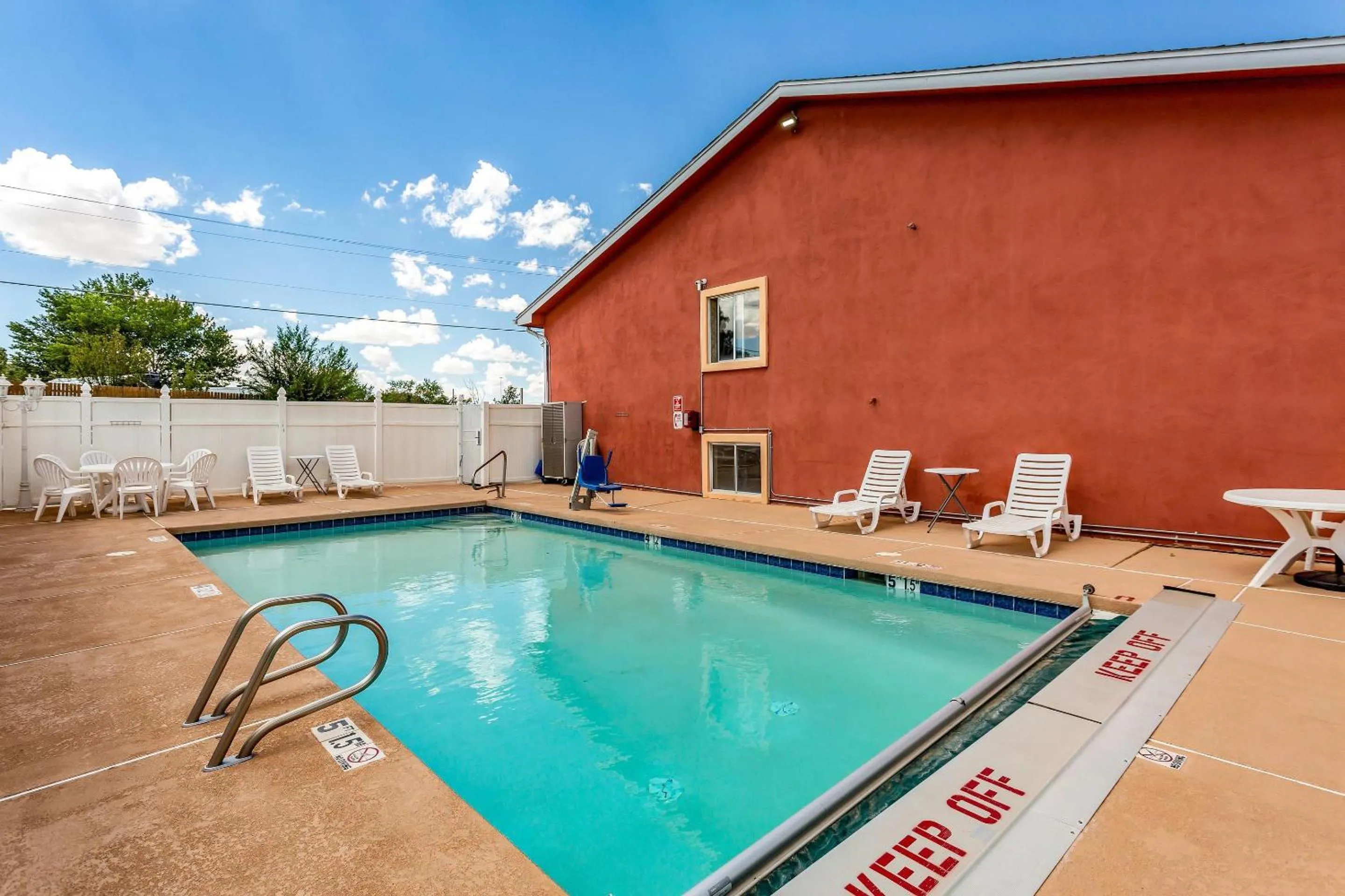 Swimming pool in Quality Inn Los Lunas - Albuquerque South