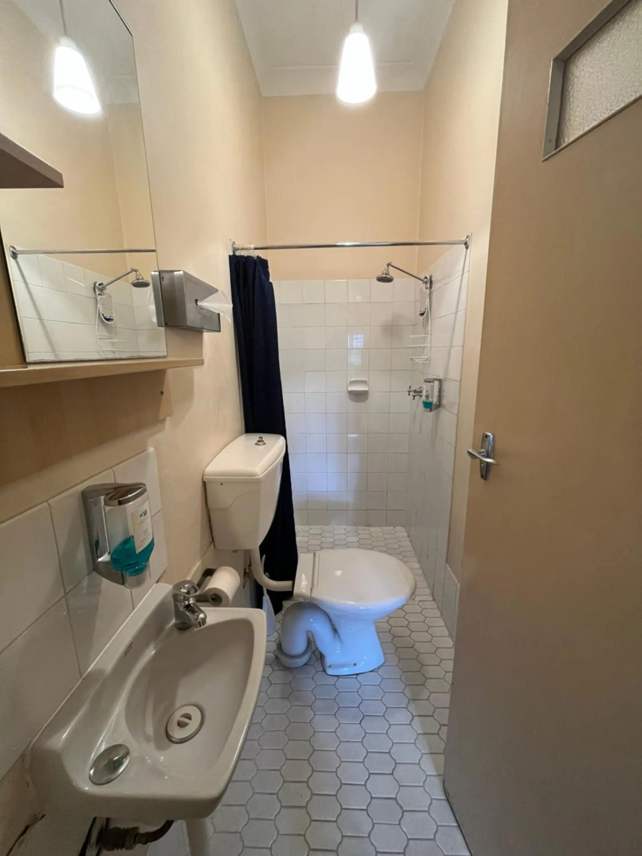 Bathroom in Princes Lodge Motel