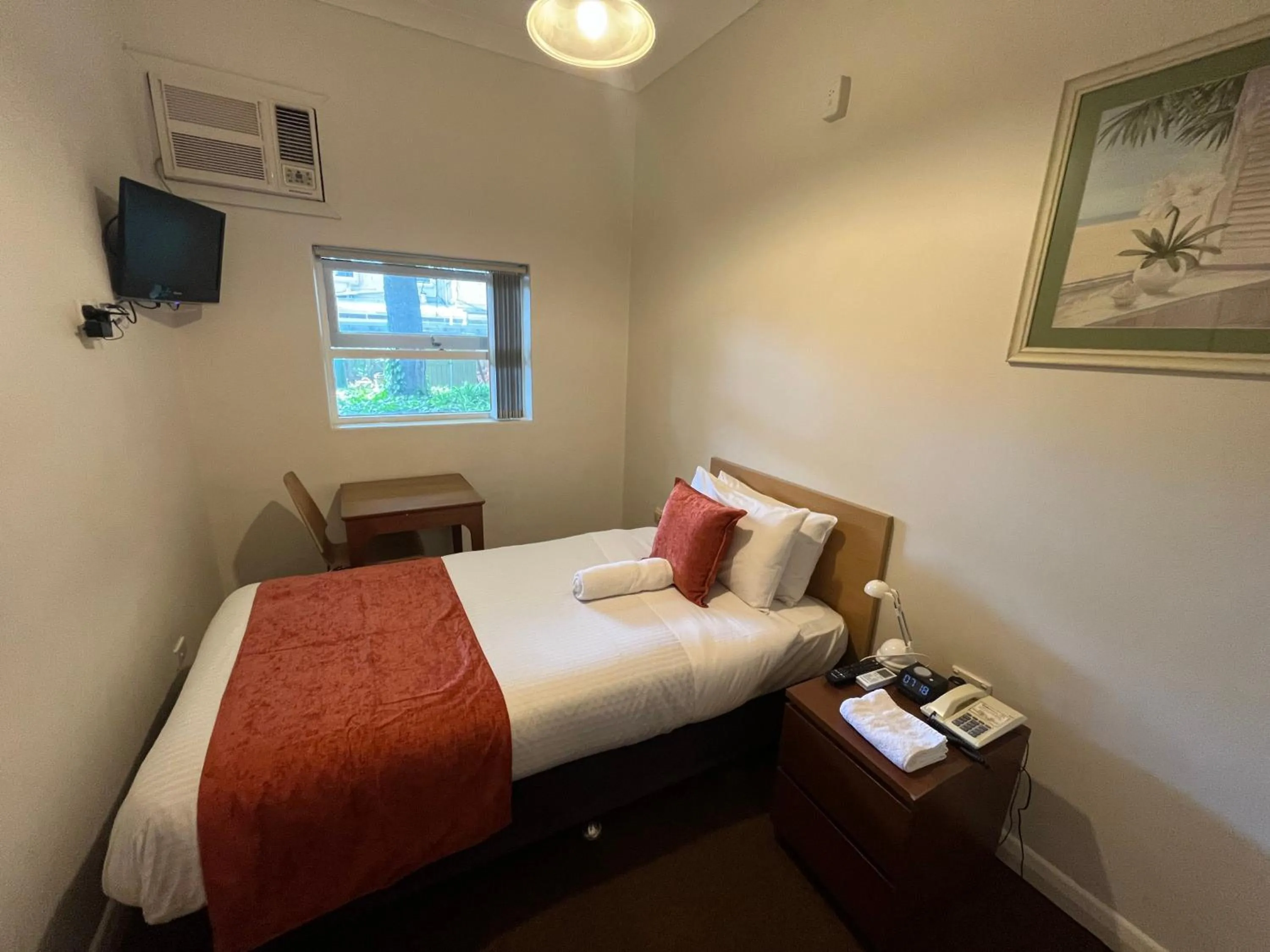 Photo of the whole room, Bed in Princes Lodge Motel