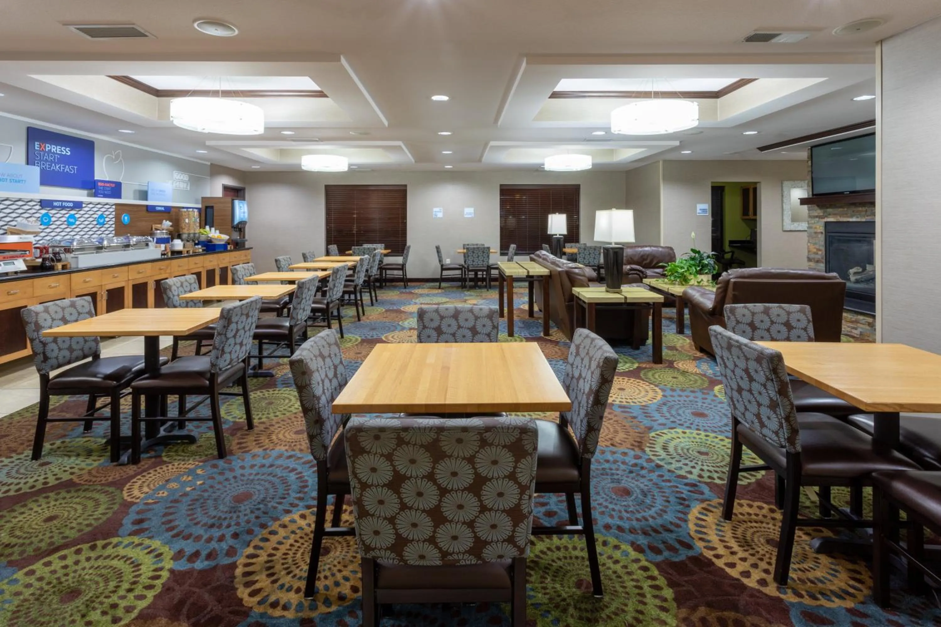 Breakfast in Holiday Inn Express and Suites Rochester West-Medical Center by IHG