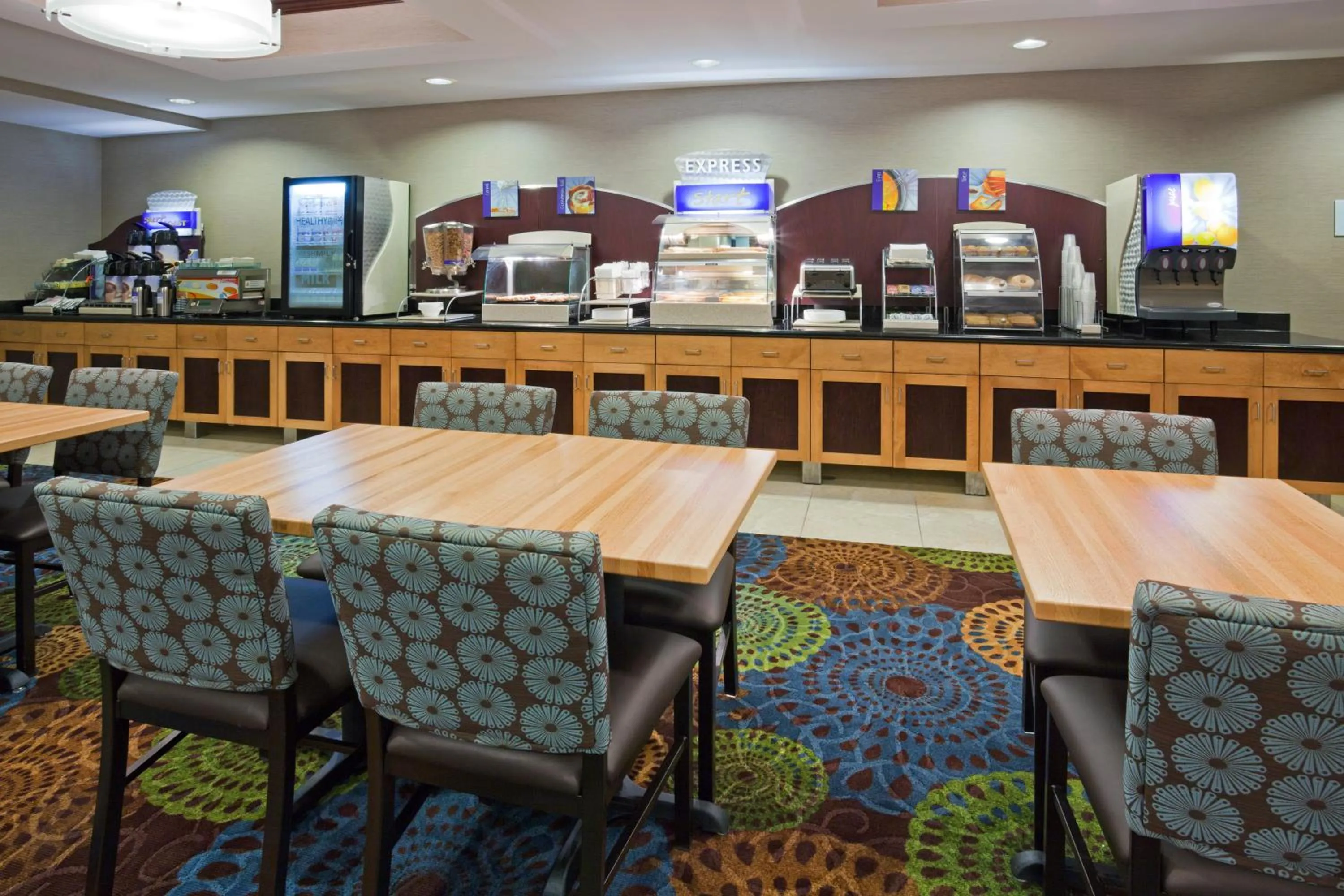 Seating area in Holiday Inn Express and Suites Rochester West-Medical Center by IHG