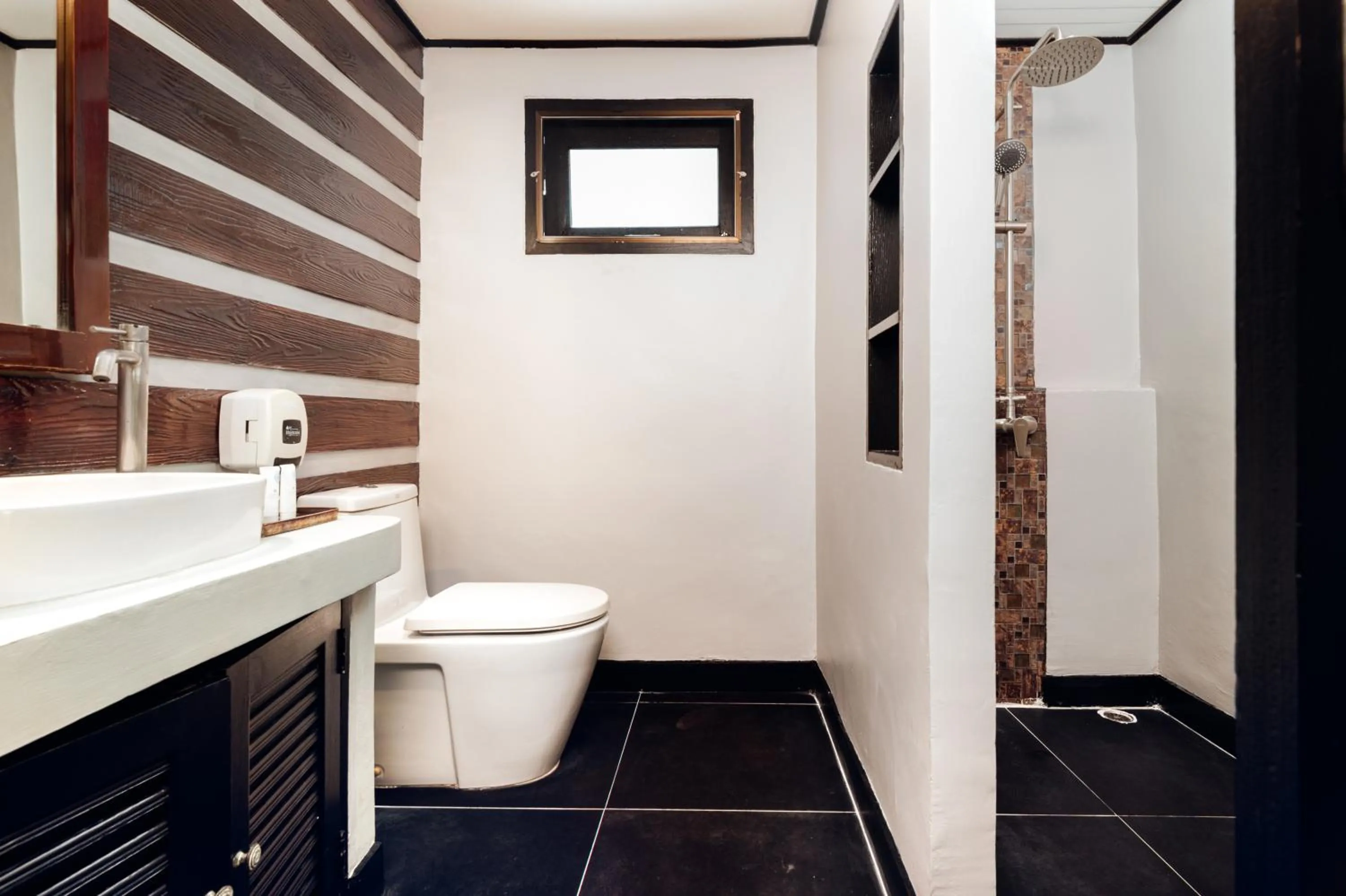 Toilet in Ibiza House Phi Phi