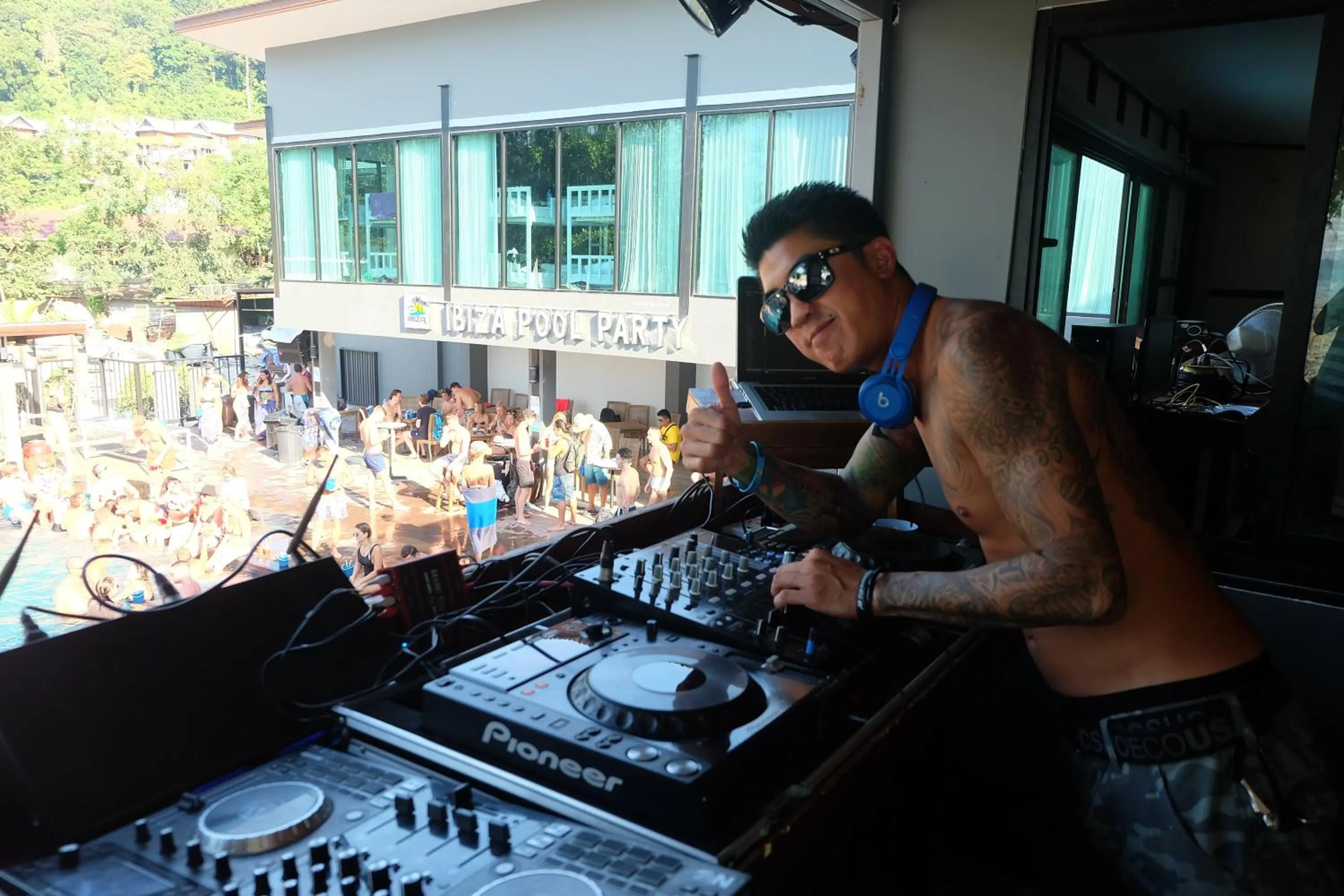 Entertainment in Ibiza House Phi Phi