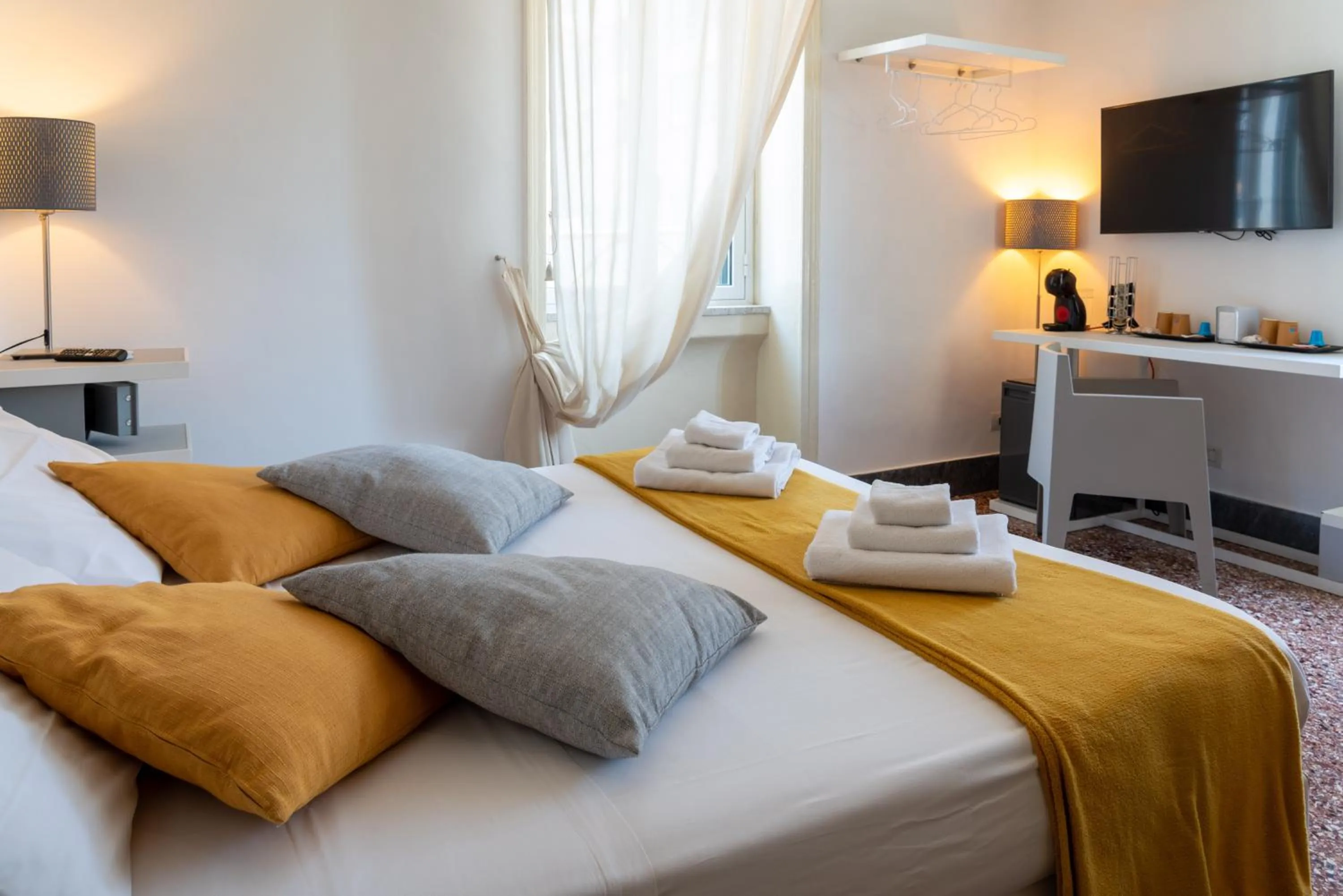 TV and multimedia, Bed in Le Stanze di Piazza Cairoli