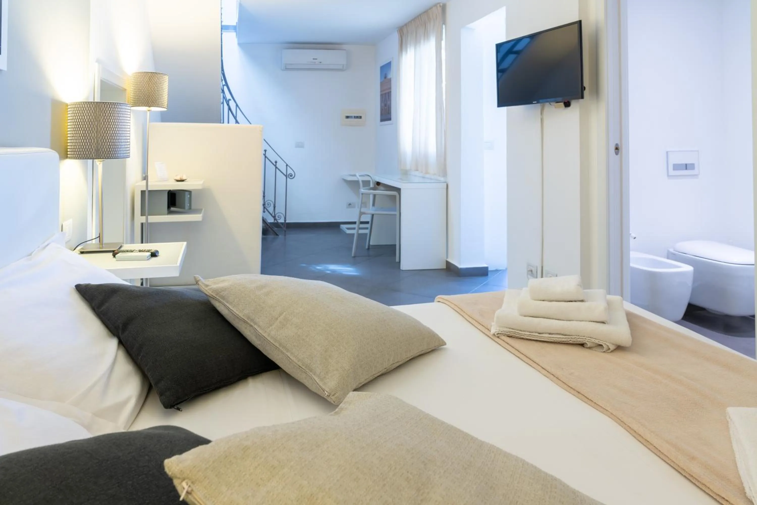 Bathroom, Bed in Le Stanze di Piazza Cairoli