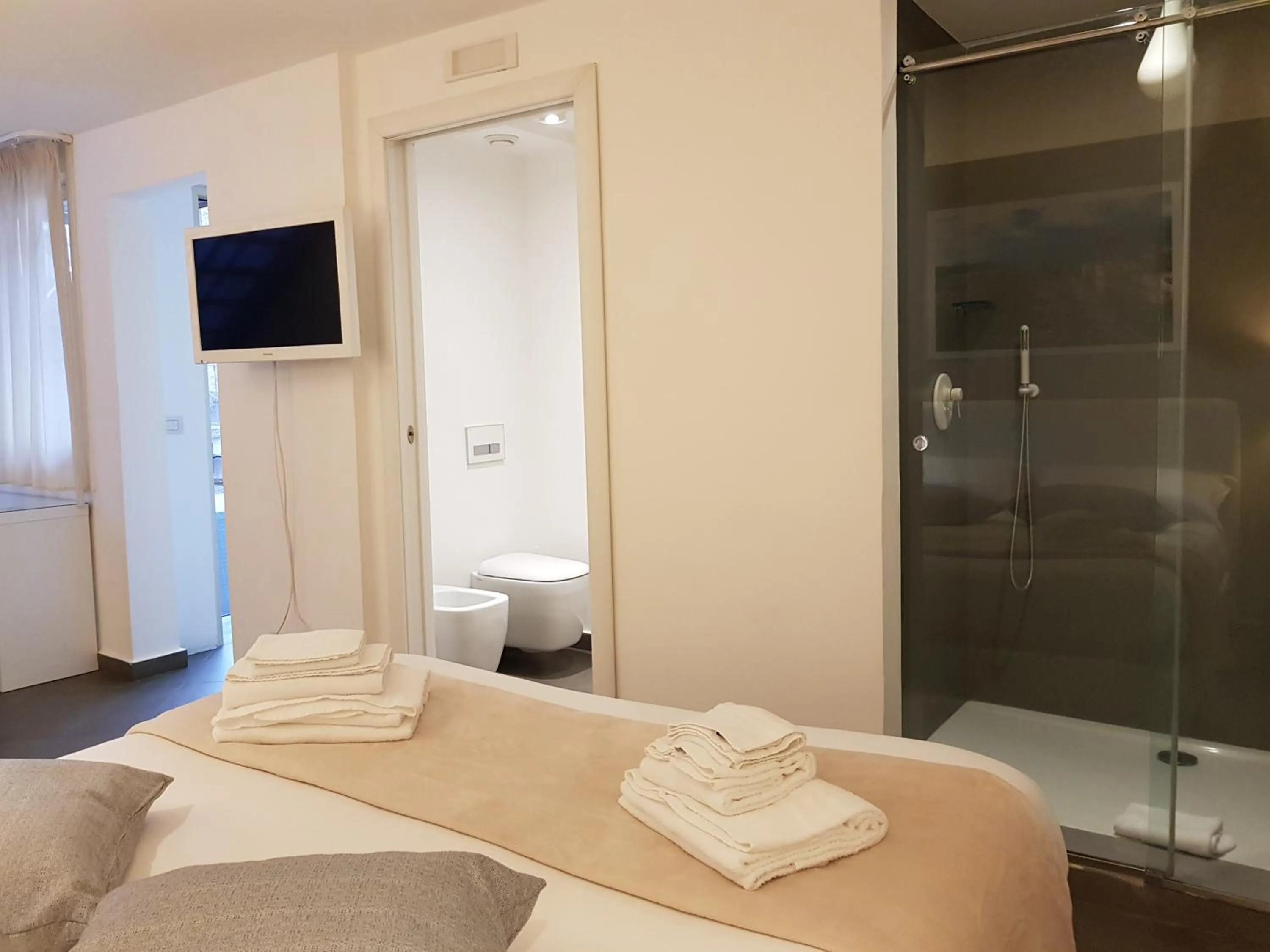 Shower, Bed in Le Stanze di Piazza Cairoli