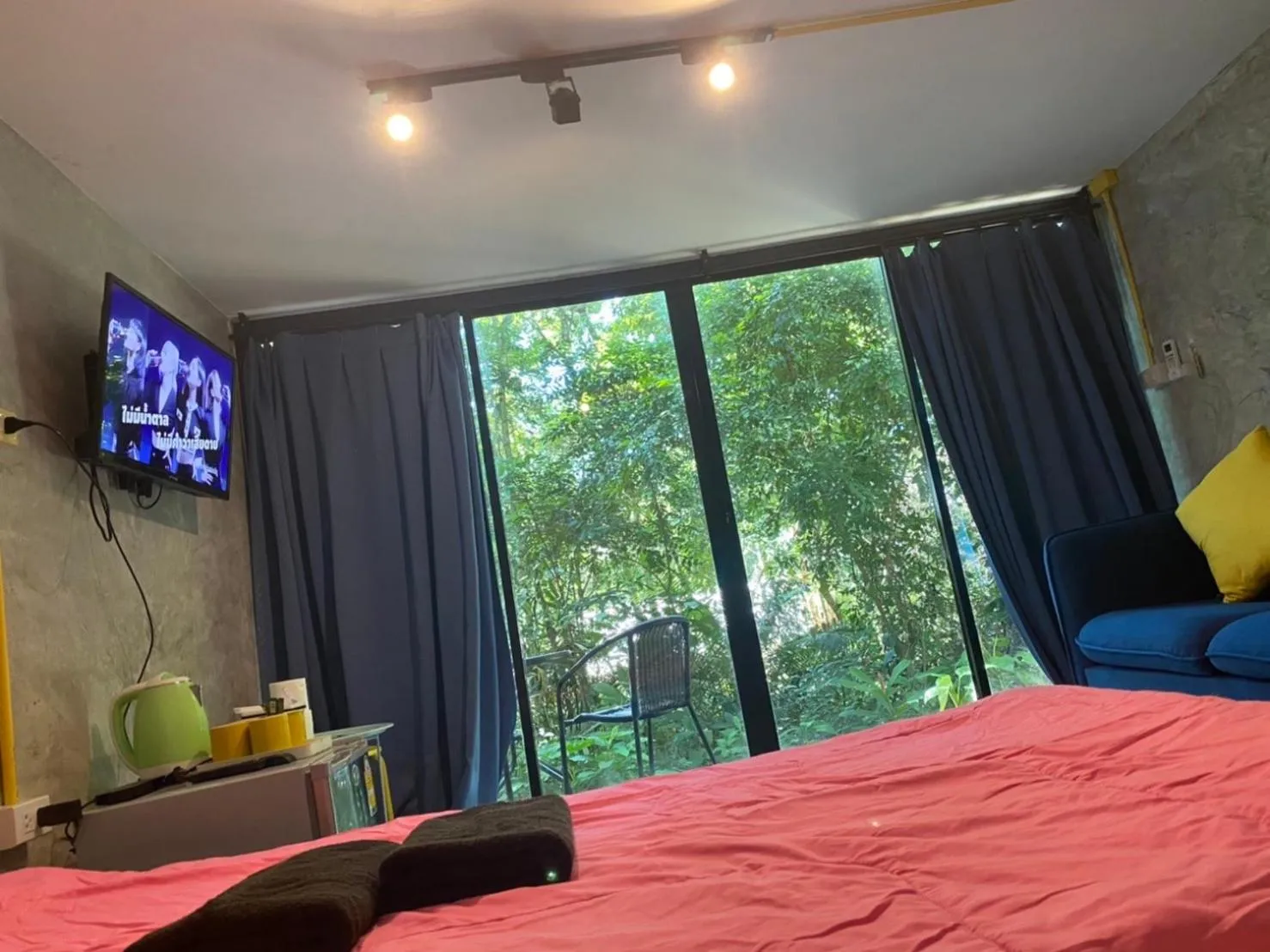 Bed in BeachBox@Koh Сhang