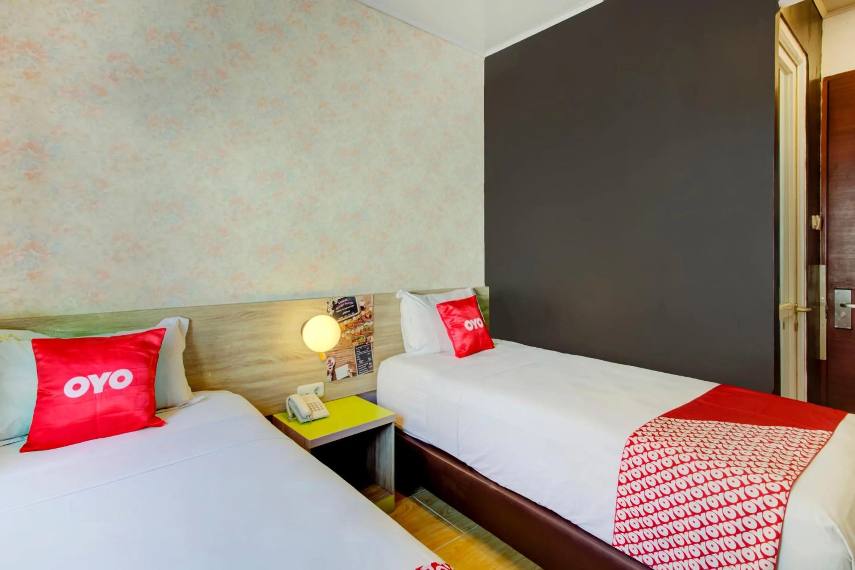 Delxue Twin Room in Super OYO 4005 Bunga Dahlia Guest House