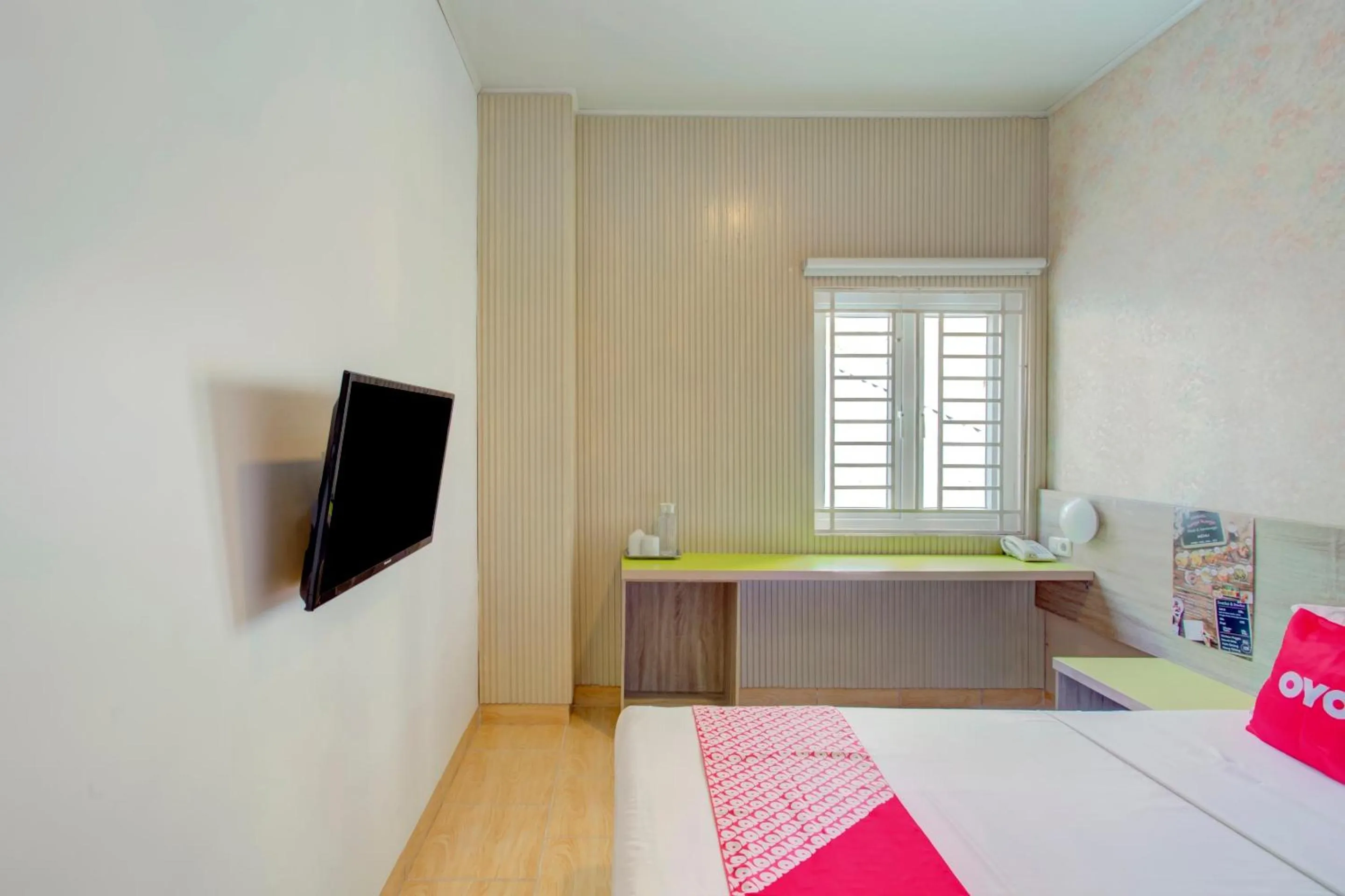 Deluxe Double Room in Hotel O Gambir Near Juanda Station Formerly Bunga Dahlia