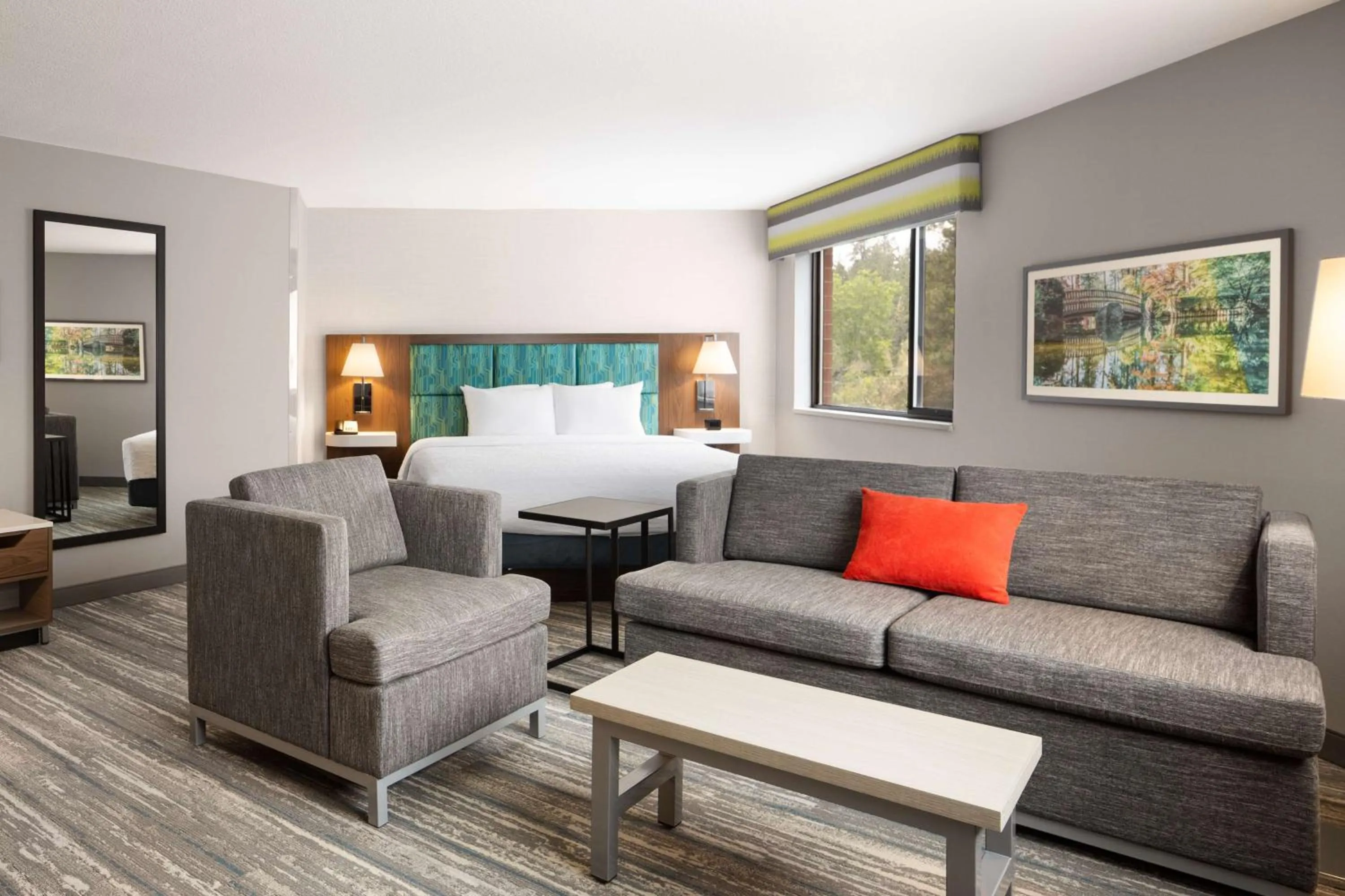 Living room, Bed in Hampton Inn Spokane Airport