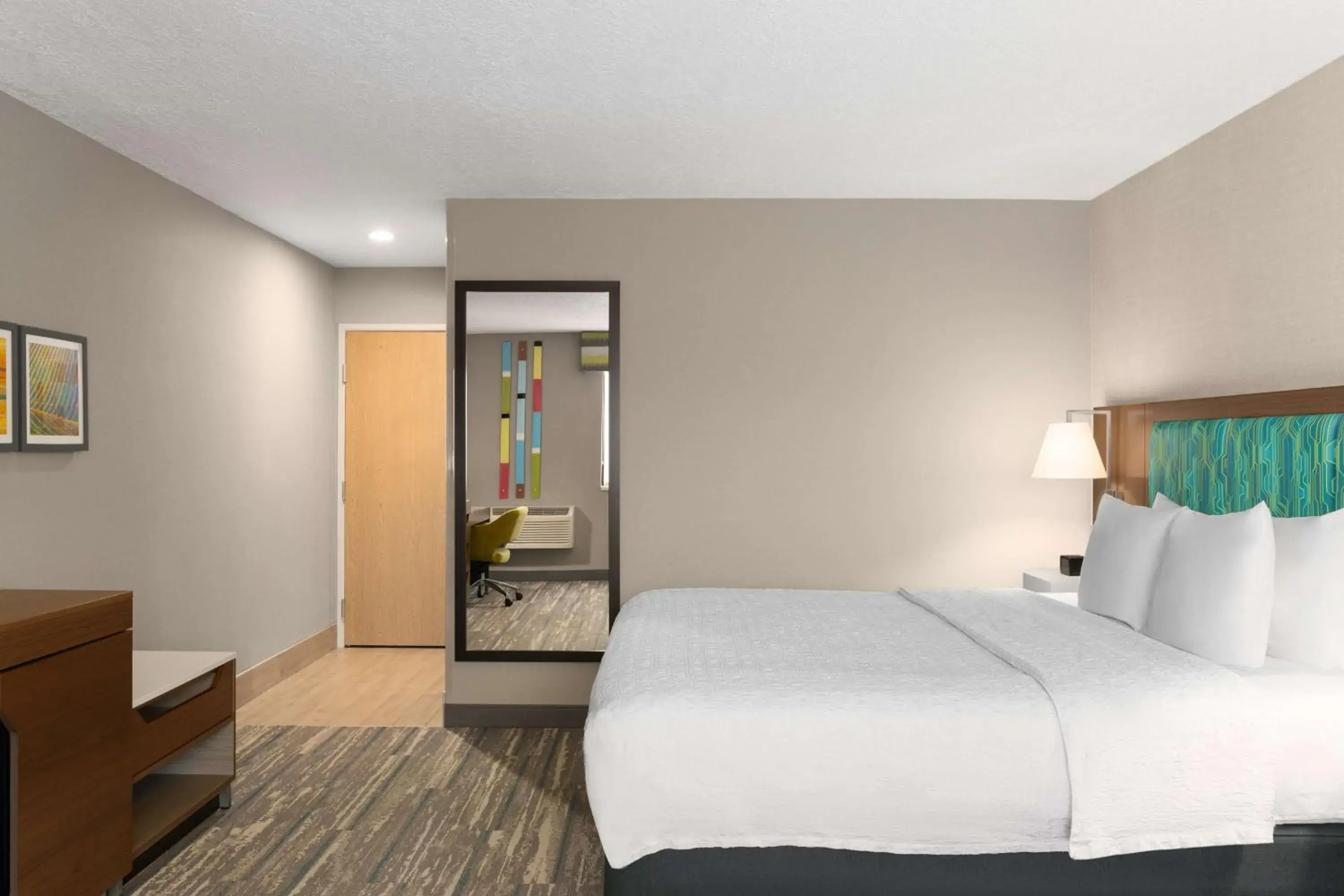 Standard King Room with Sofa Bed - Non-Smoking in Hampton Inn Spokane Airport Standard King Room with Sofa Bed - Non-Smoking in Hampton Inn Spokane Airport