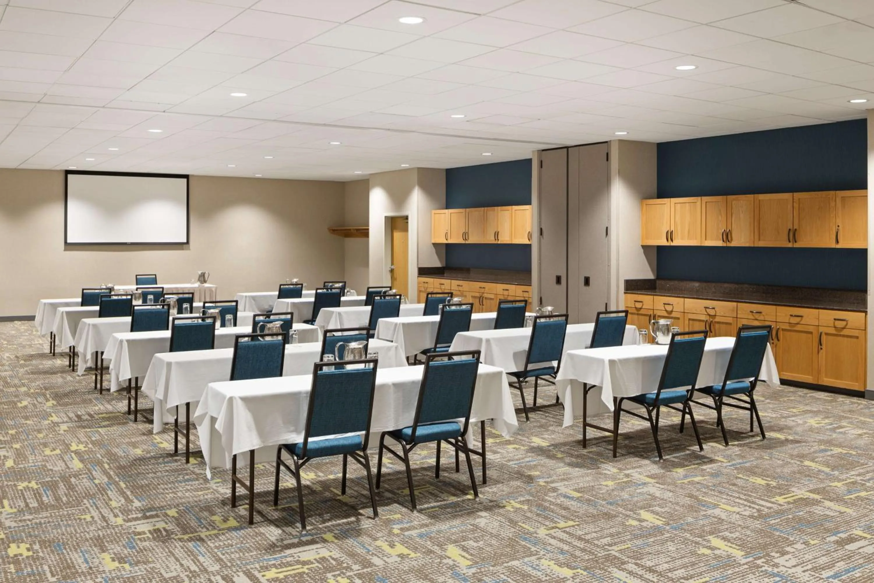 Meeting/conference room in Hampton Inn Spokane Airport