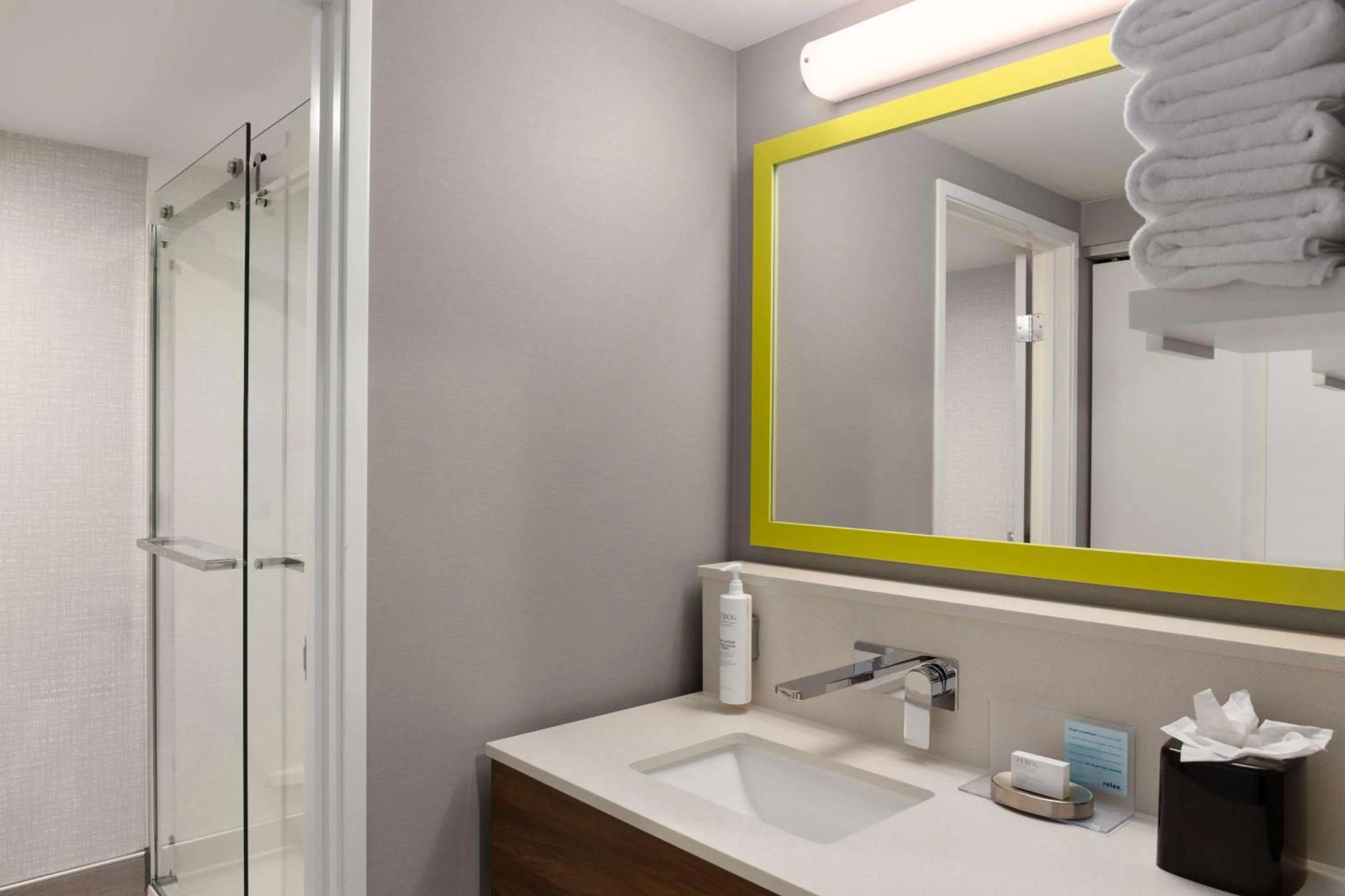 Bathroom in Hampton Inn Spokane Airport