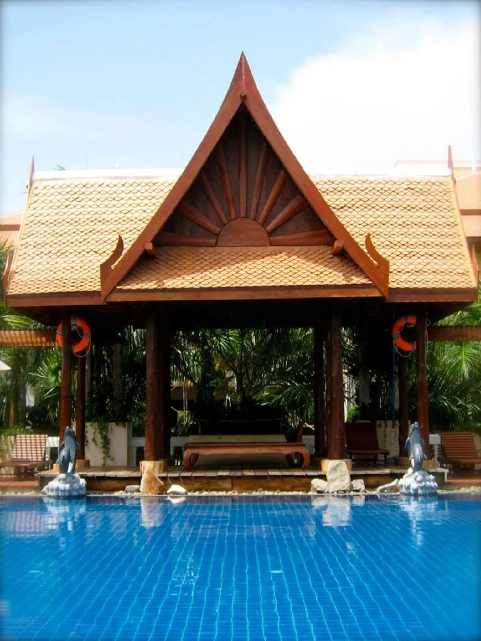 Swimming pool in Mae Pim Resort Hotel