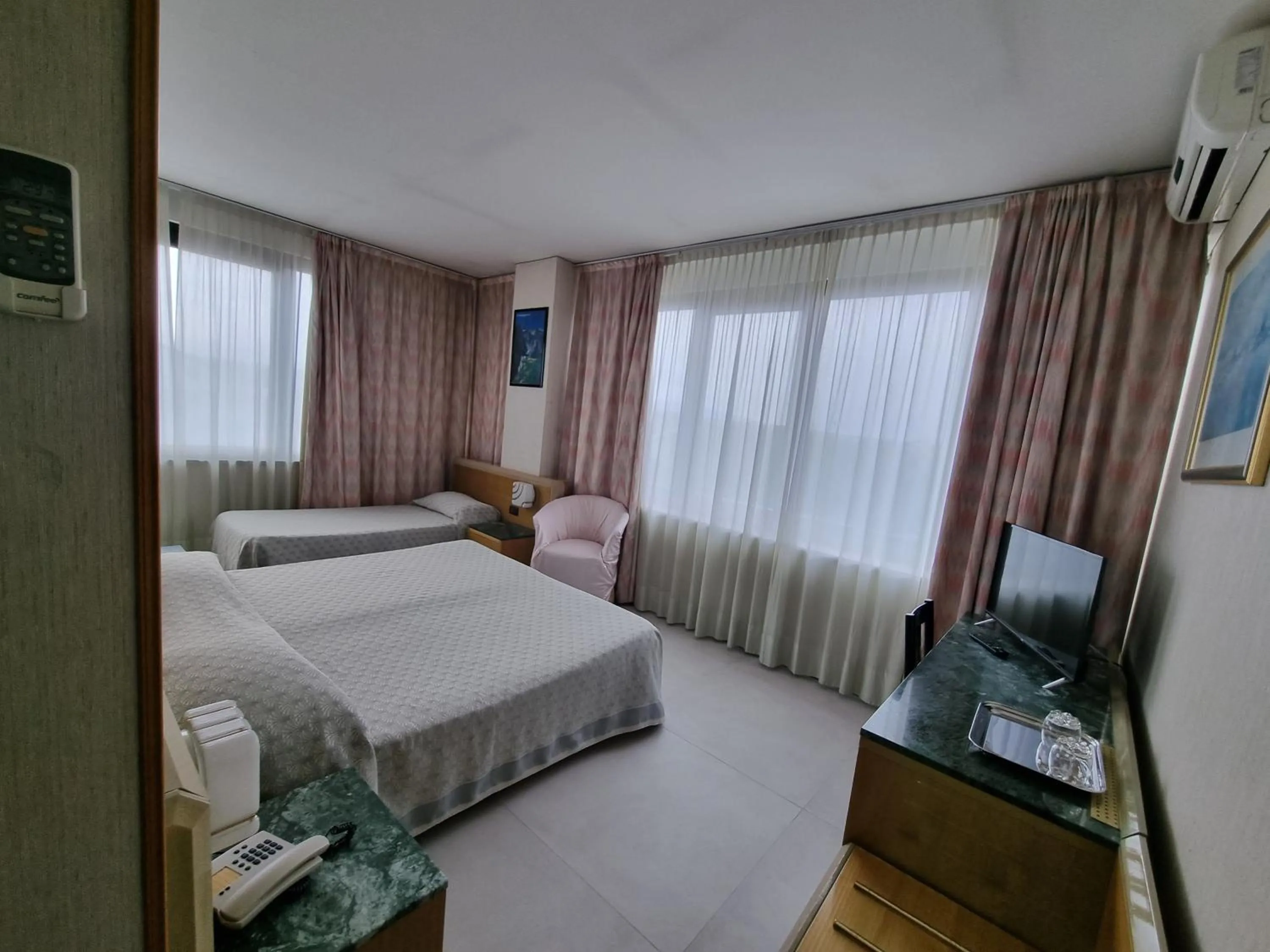 Photo of the whole room in Hotel Thema