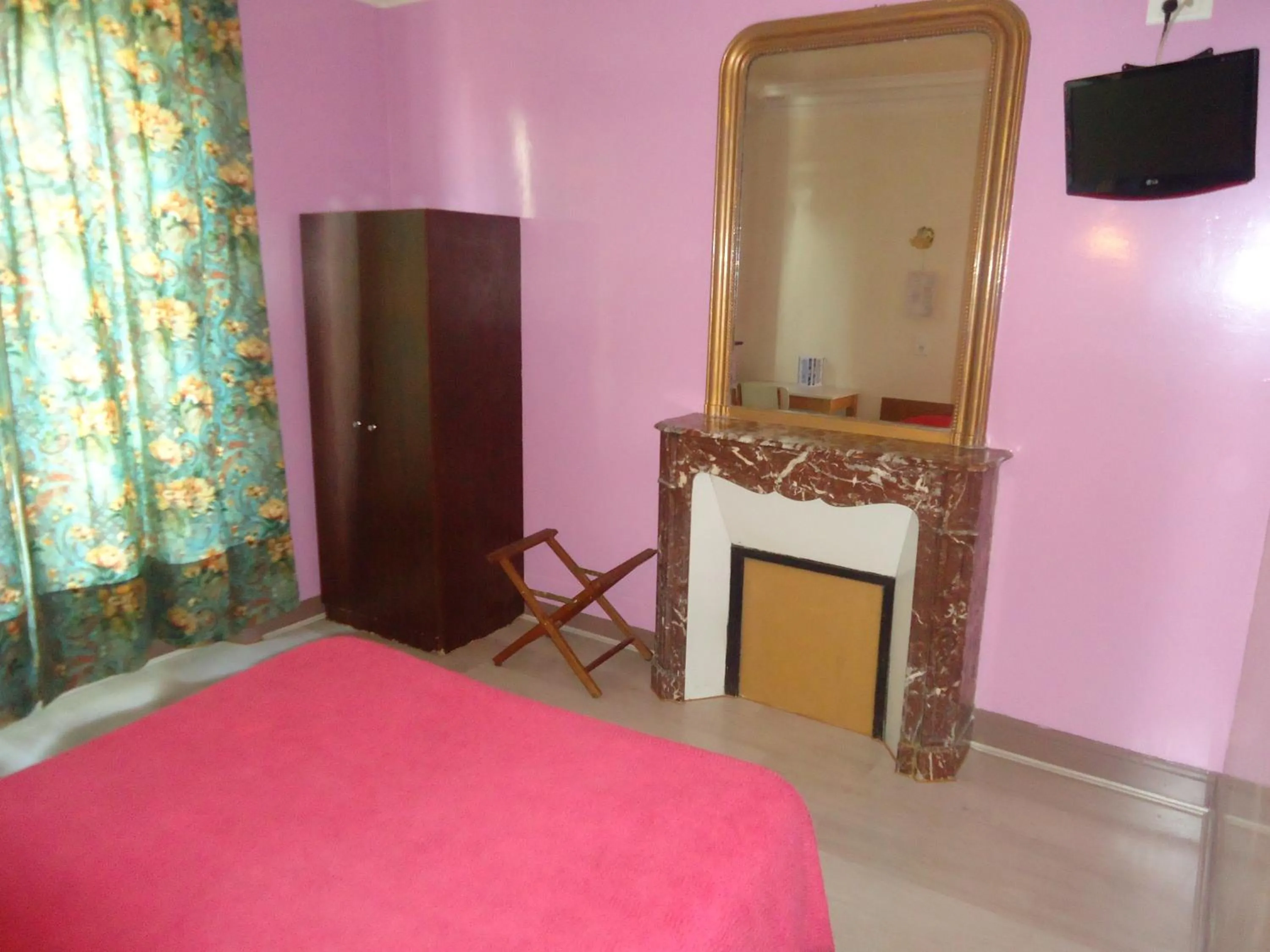 Photo of the whole room, Bed in Hotel des Belges