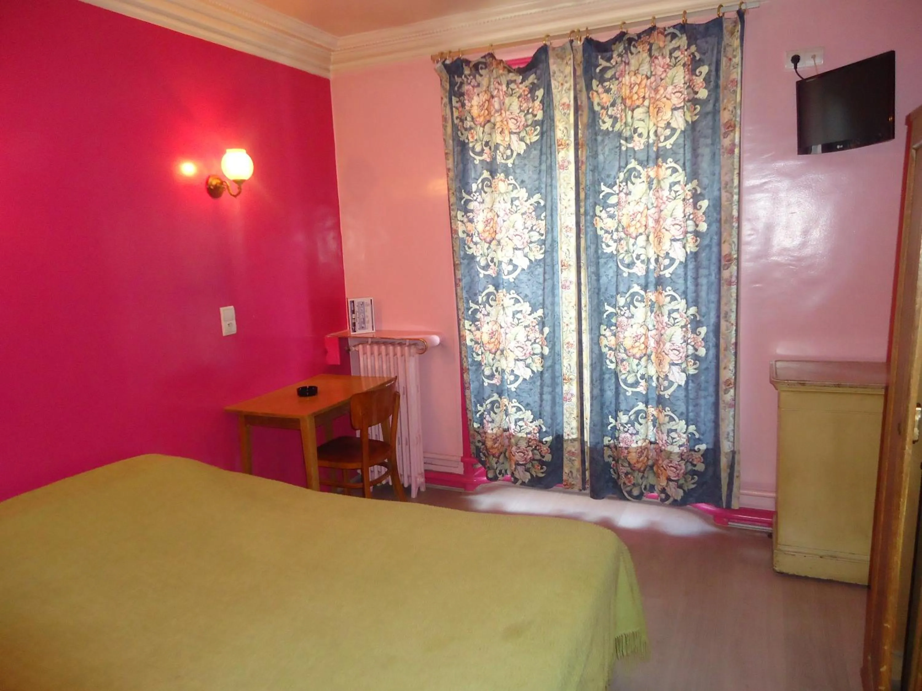 Photo of the whole room, Bed in Hotel des Belges