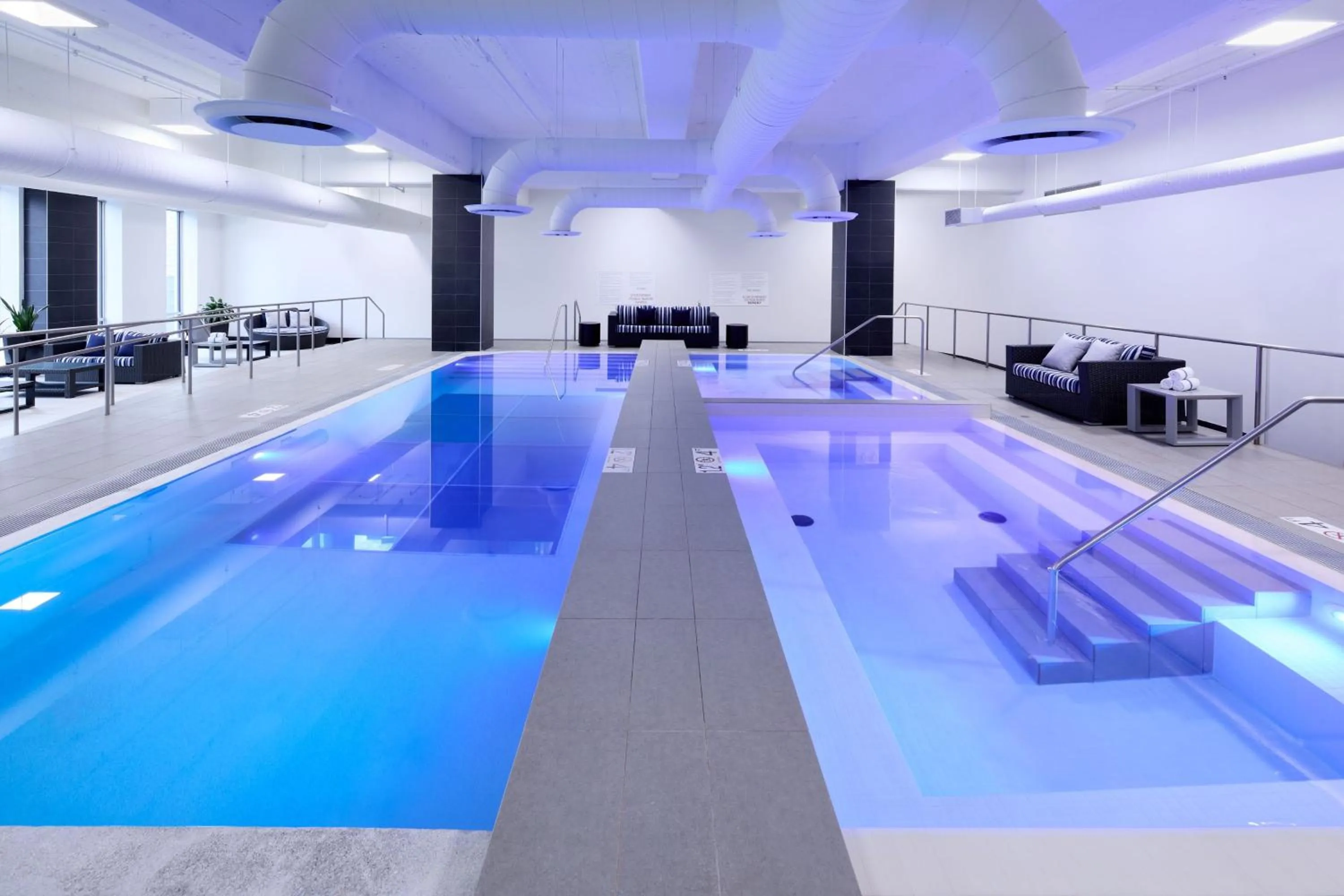 Swimming pool in Le Westin Montreal