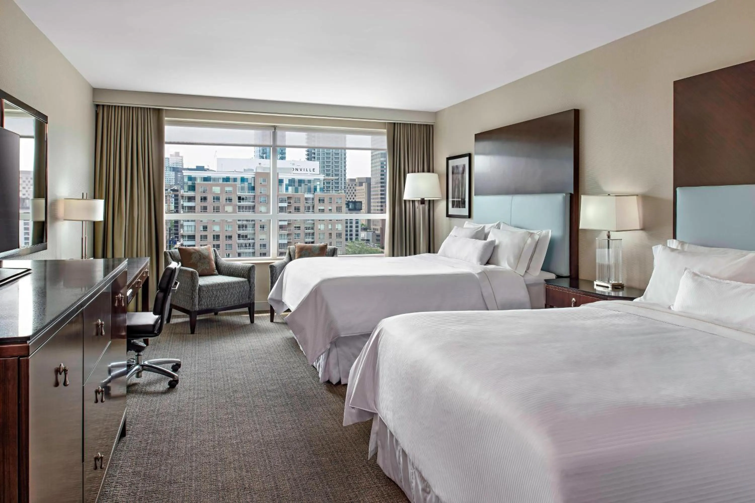 Photo of the whole room, Bed in Le Westin Montreal